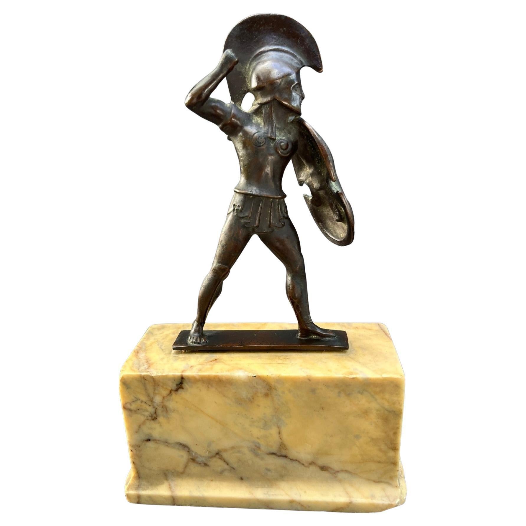 Statuetta in bronzo di Achille del 19° secolo dopo l'Antico

Questa statuetta in bronzo del XIX secolo raffigura Achille, eroe greco della guerra di Troia, in una posa di attacco con scudo e lancia. Questo souvenir del Grand Tour, che ricalca