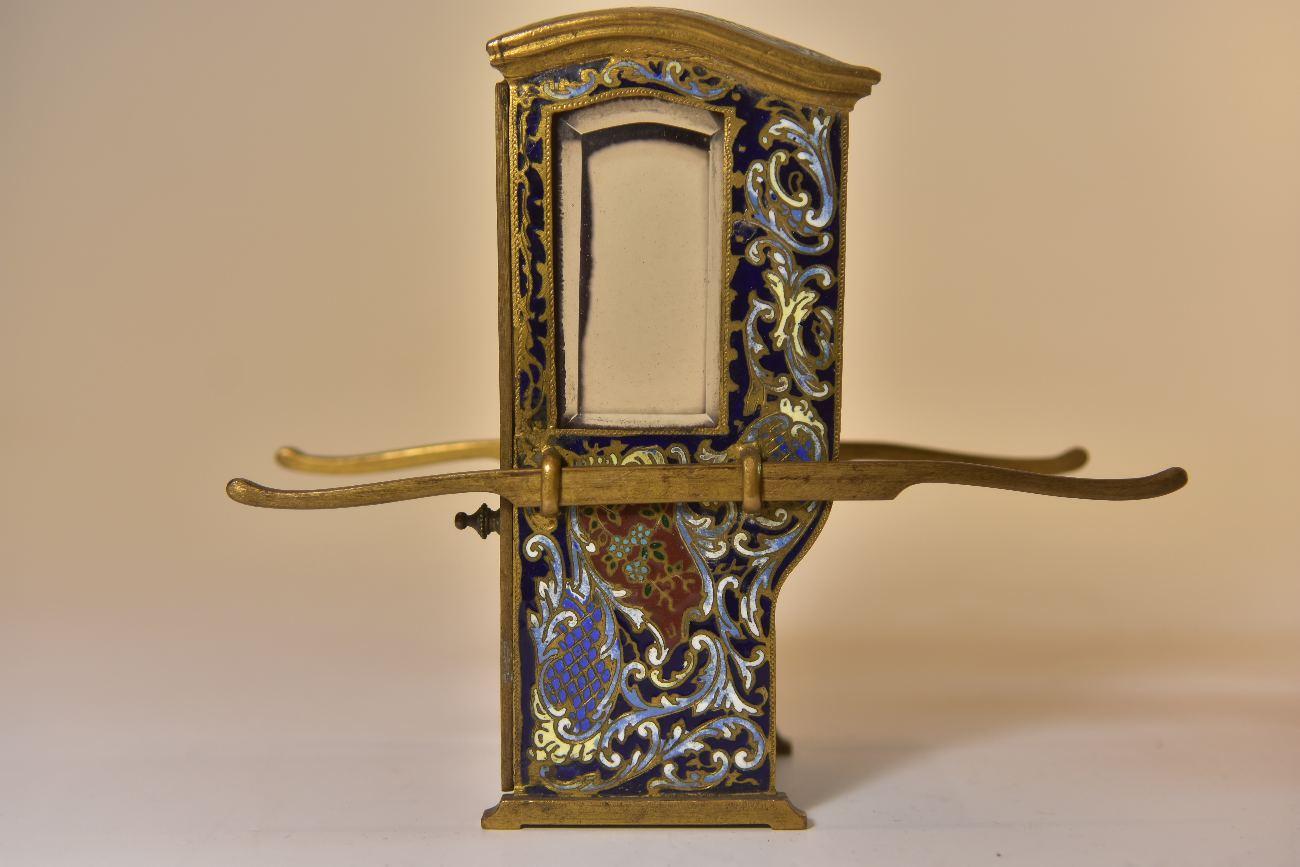porte-montre en forme de chaise à porteurs en bronze de la fin du 19ème siècle en cloisonné et bronze, dimension 18 cm de longueur. Dimension de la chaise : hauteur 14,5 cm.