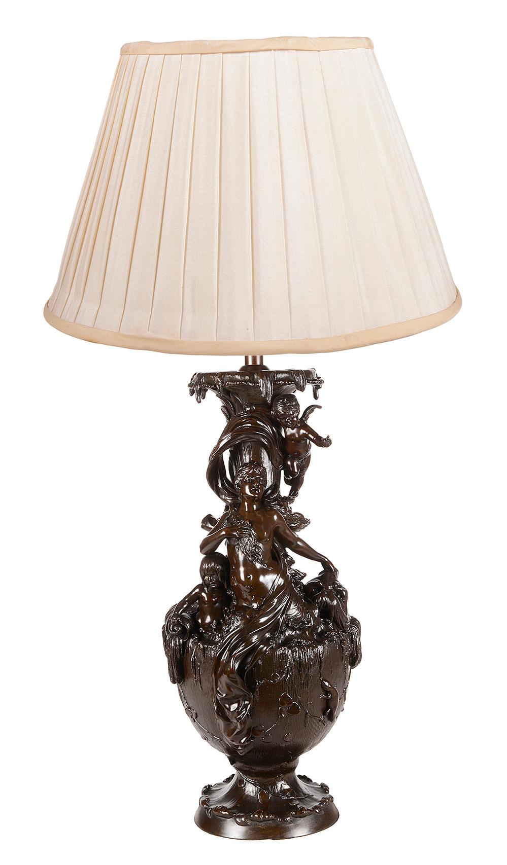Un vaso di spelta bronzata del XIX secolo di grande effetto che raffigura l'antica dea greca del mare Anfitrite con un riccio di mare e dei putti intorno a lei.