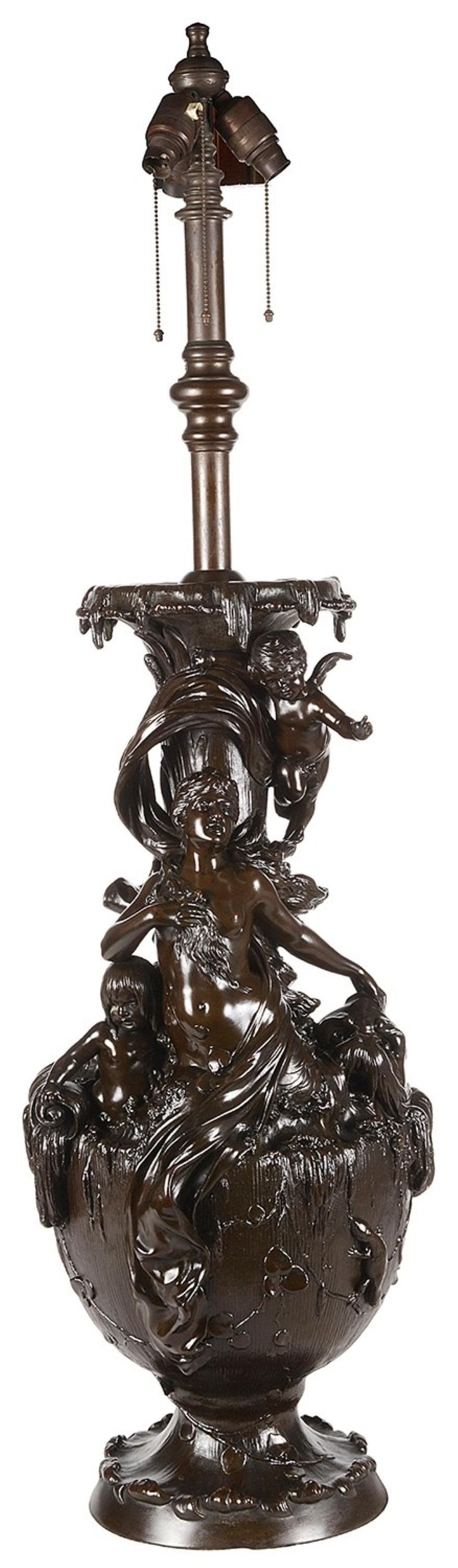Maravilloso e impresionante jarrón de espelta bronceada del siglo XIX que representa a la antigua diosa griega del mar Anfitrite con un erizo de mar y querubines a su alrededor.