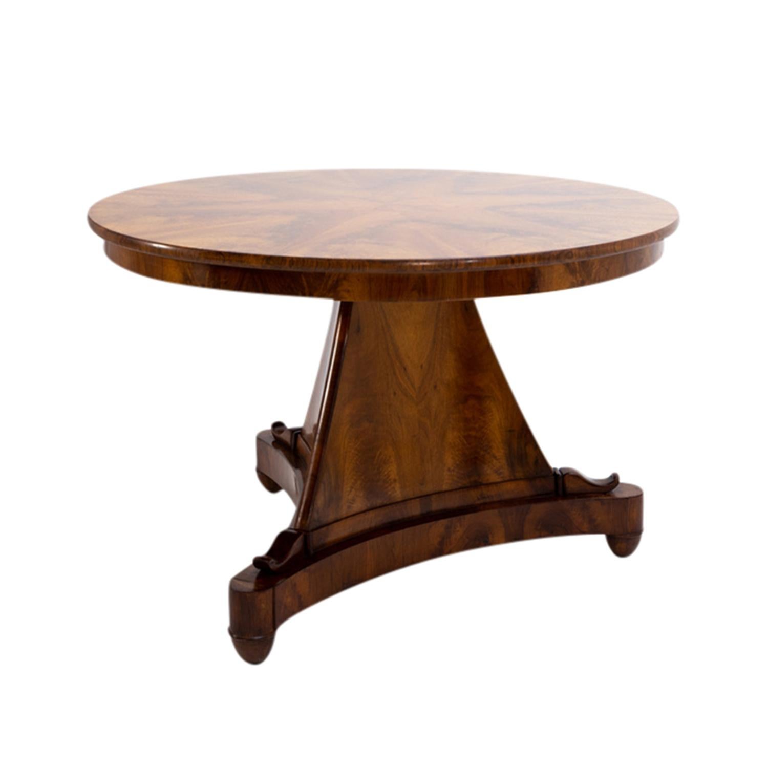 Hand-Carved 19th Century German Biedermeier Polished Walnut Foldable, Antique Center Table For Sale