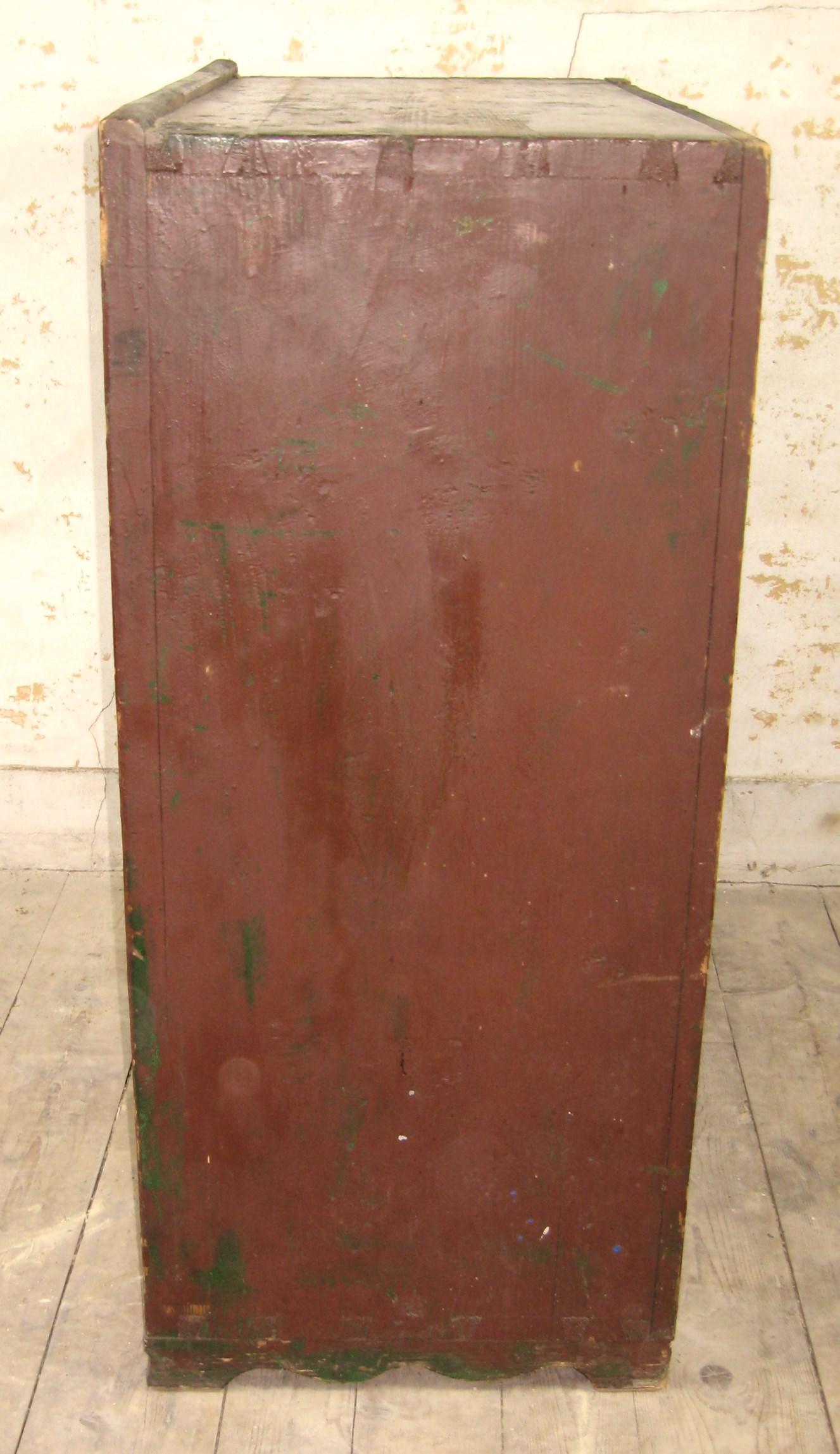 Fatto a mano Armadio dipinto a 1 anta in stile Primitive Blind del XIX secolo di colore marrone/rosso in vendita