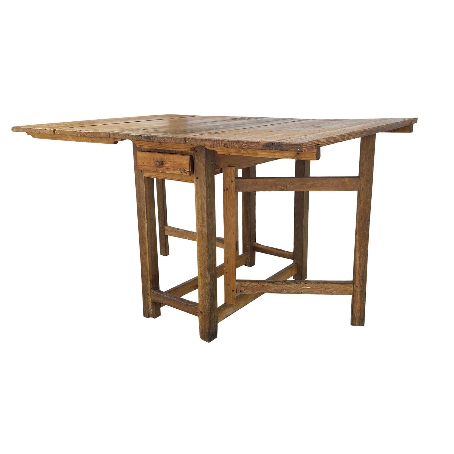 19. Jahrhundert schwedischen rustikalen Slagbord - Antike Nussbaum Drop-Leaf Bauernhaus Tisch (Metall) im Angebot