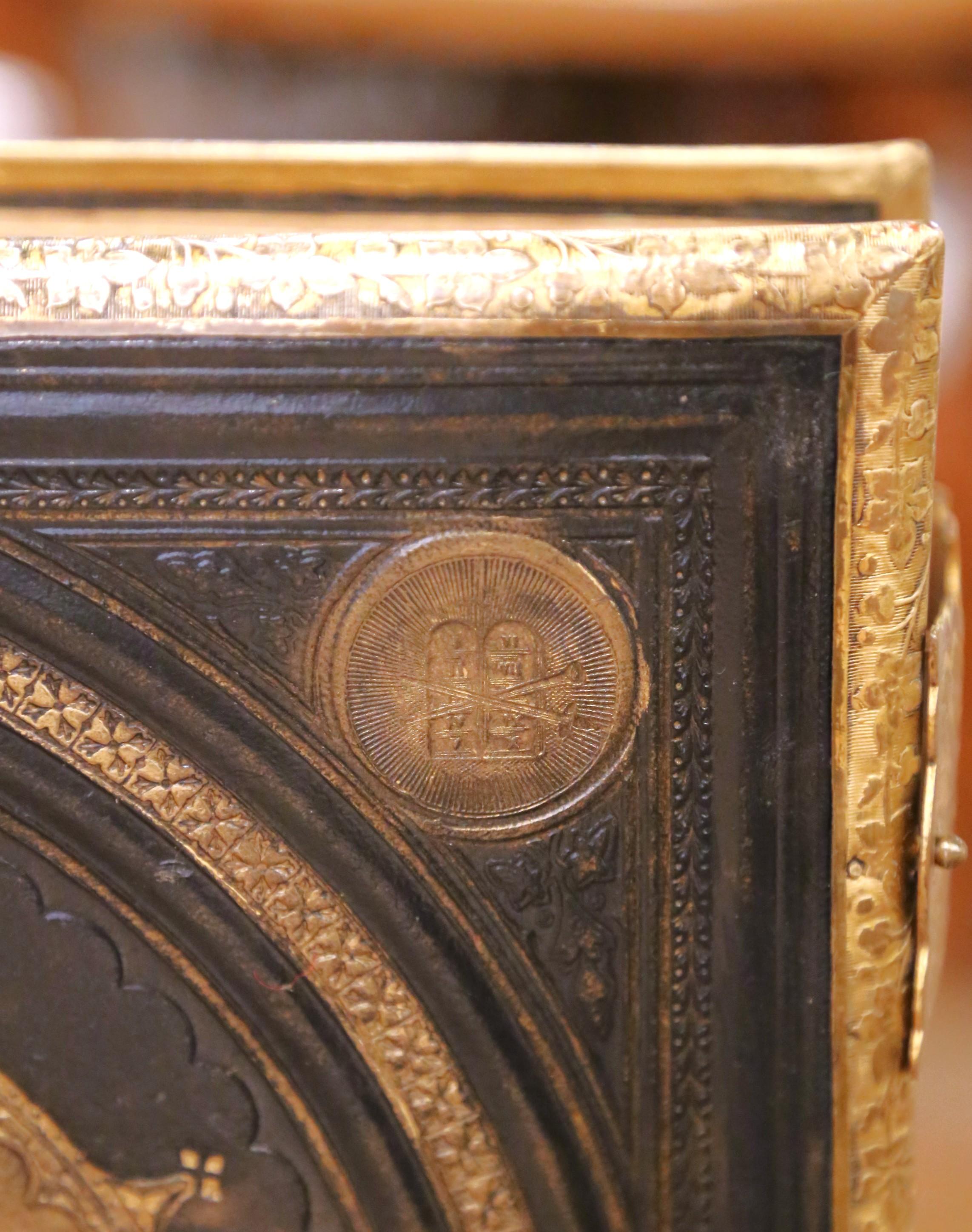 Bible familiale auto-interprétée du 19ème siècle avec fermoirs en laiton en vente 3