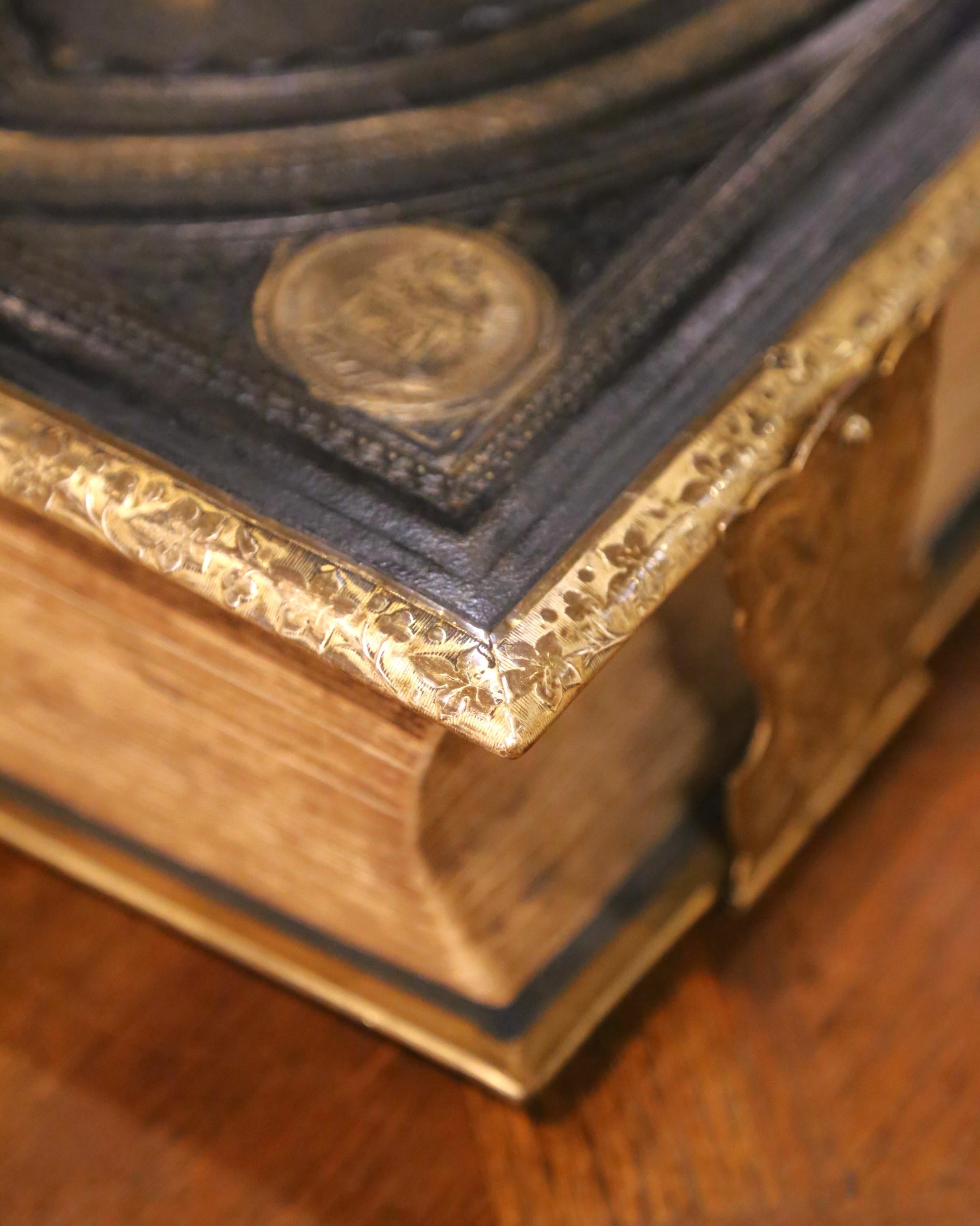 Bible familiale auto-interprétée du 19ème siècle avec fermoirs en laiton en vente 4