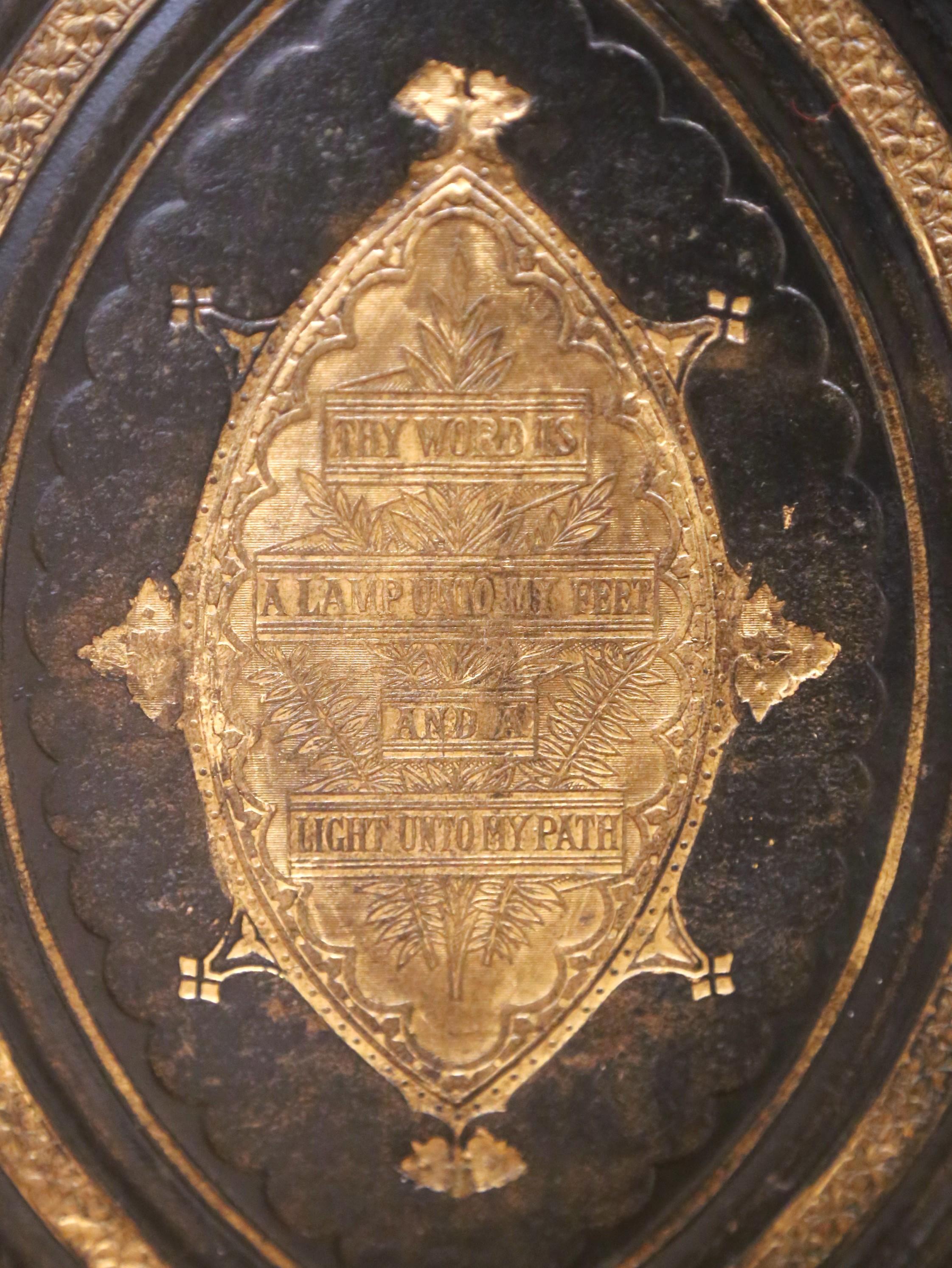 Bible familiale auto-interprétée du 19ème siècle avec fermoirs en laiton en vente 5