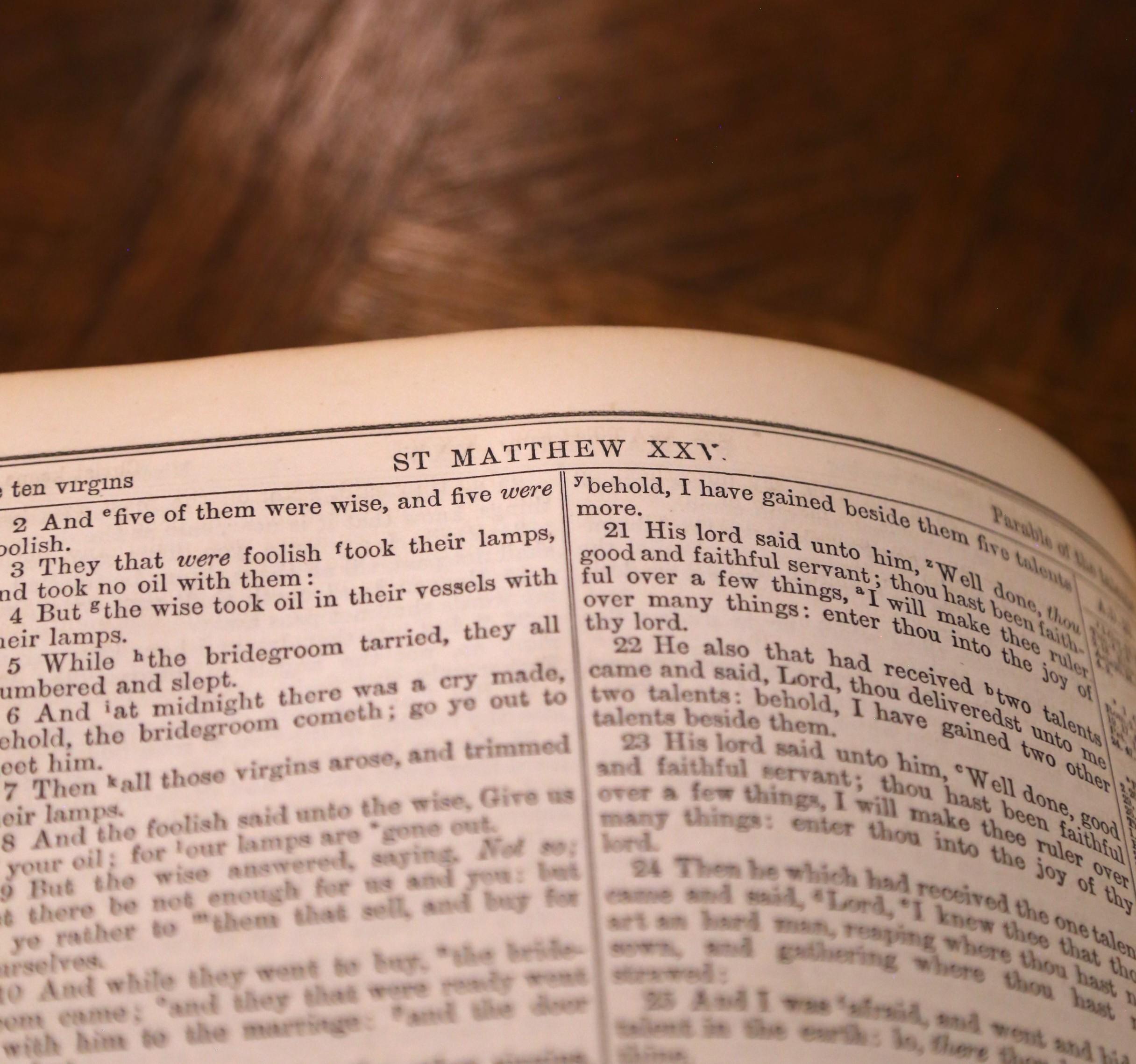 Bible familiale auto-interprétée du 19ème siècle avec fermoirs en laiton en vente 6