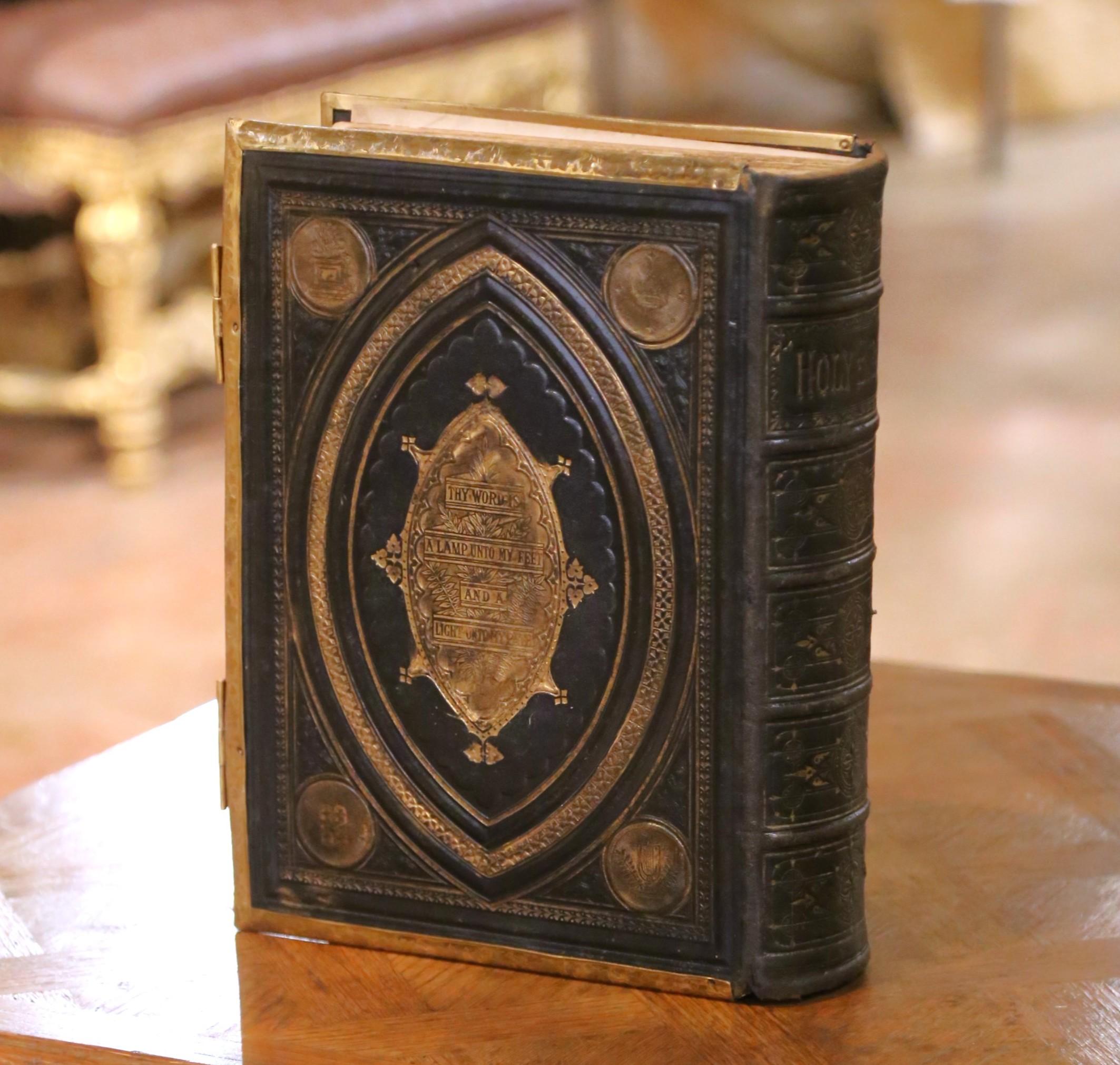 Bible familiale auto-interprétée du 19ème siècle avec fermoirs en laiton en vente 9