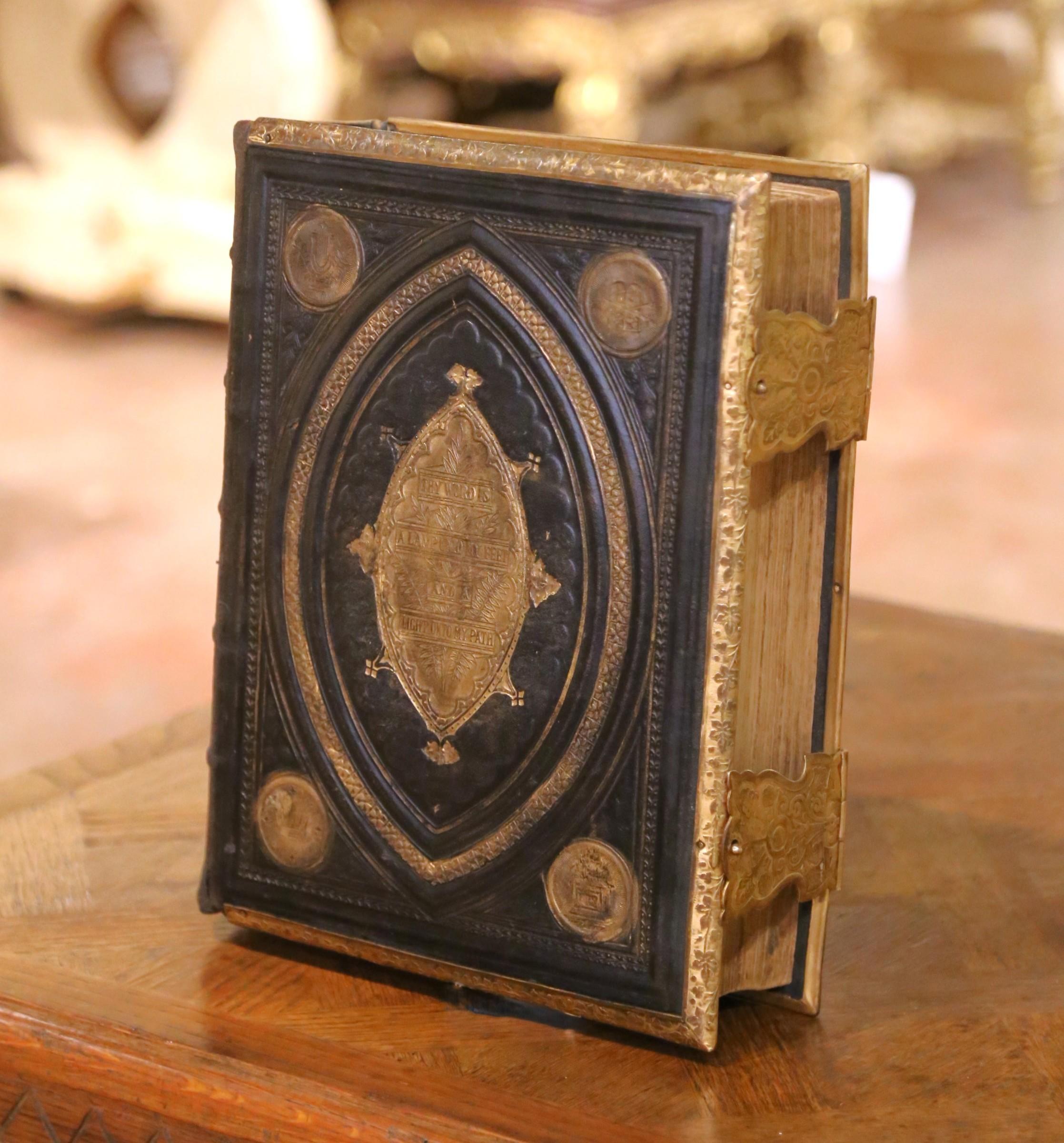 Préservez un morceau de l'histoire de la dévotion avec cette exquise édition ancienne de la Brown's Self-Interpreting Family Bible, publiée vers 1880 et richement décorée dans le style néo-gothique. Relié en cuir noir profondément gaufré et encadré