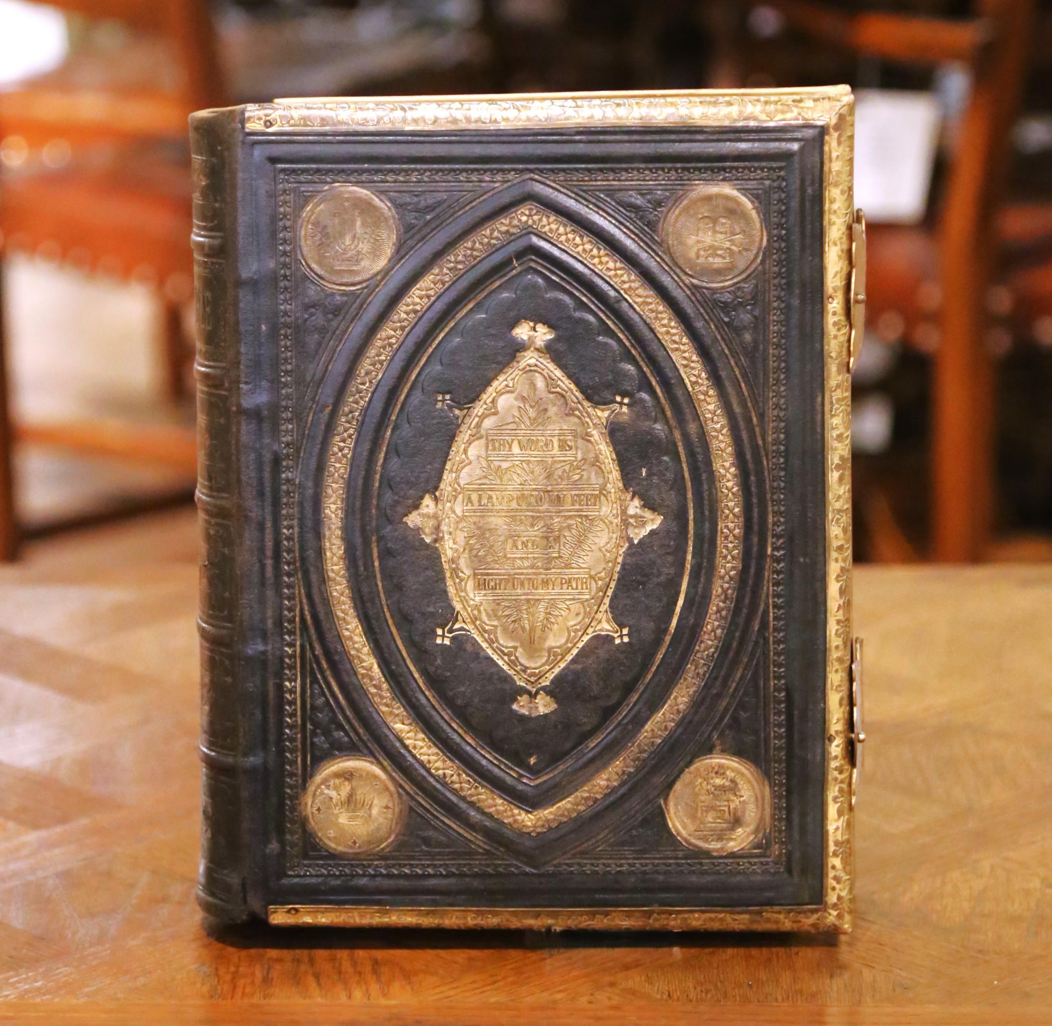 Anglais Bible familiale auto-interprétée du 19ème siècle avec fermoirs en laiton en vente