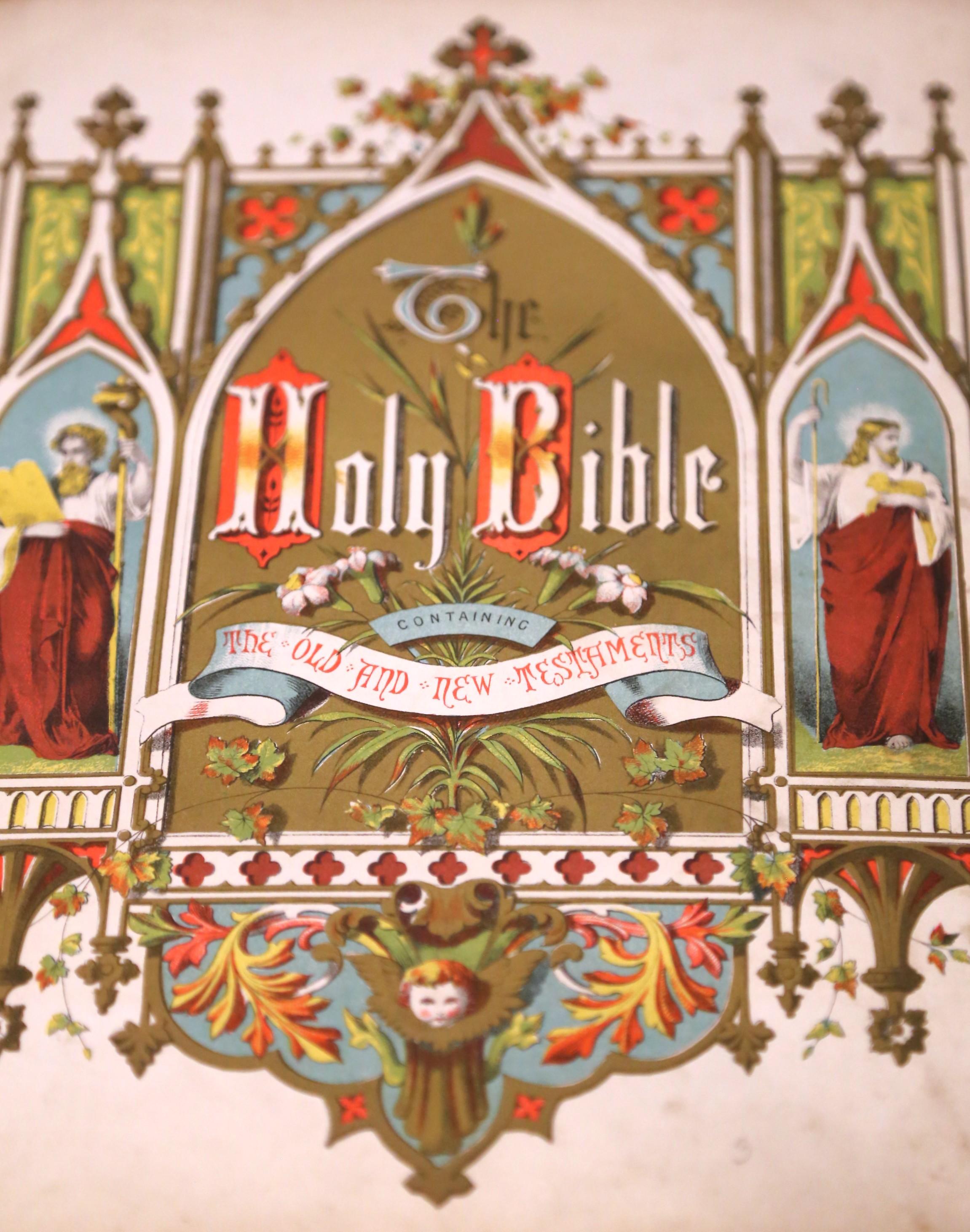 Embossé Bible familiale auto-interprétée du 19ème siècle avec fermoirs en laiton en vente