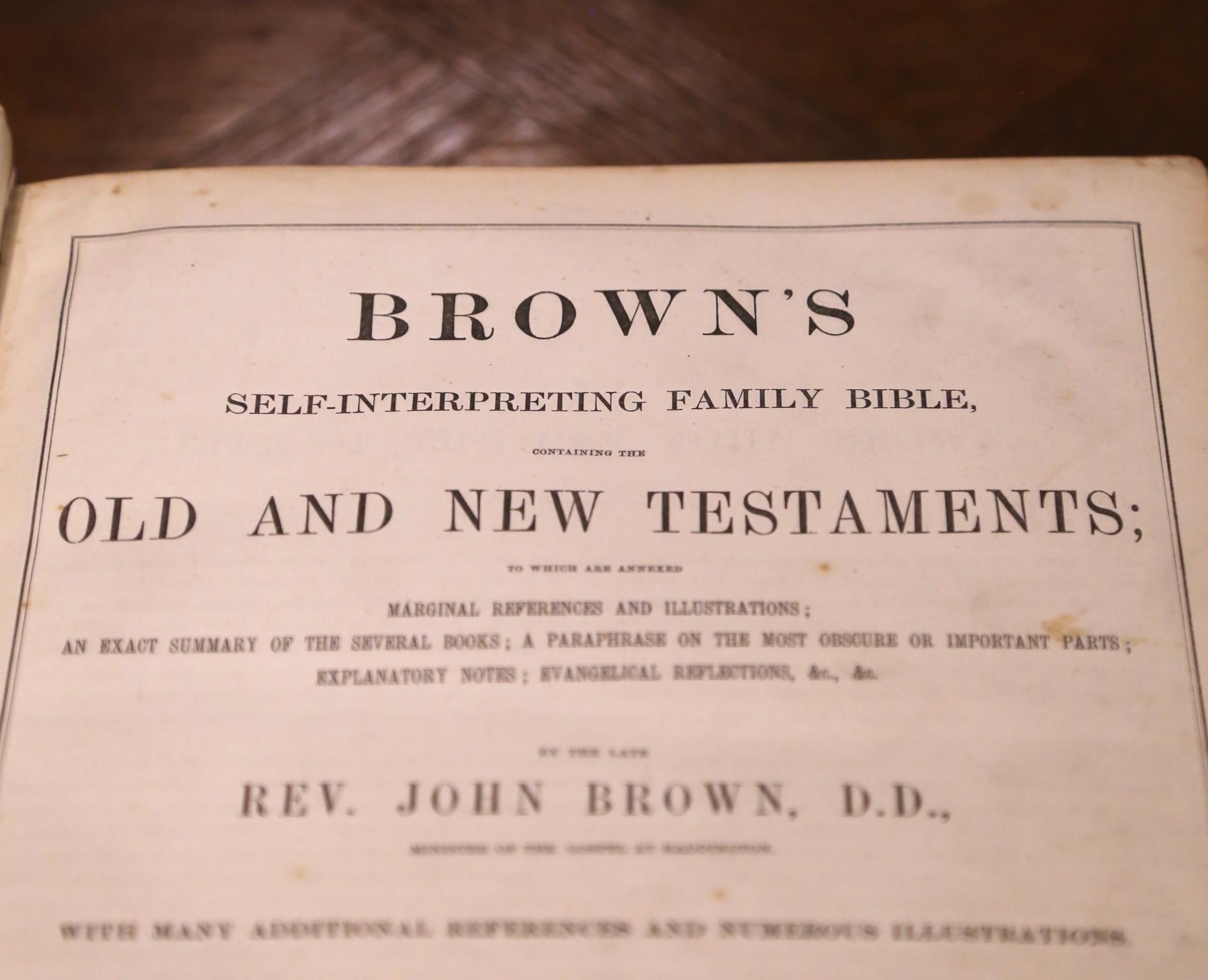 Bible familiale auto-interprétée du 19ème siècle avec fermoirs en laiton Excellent état - En vente à Dallas, TX
