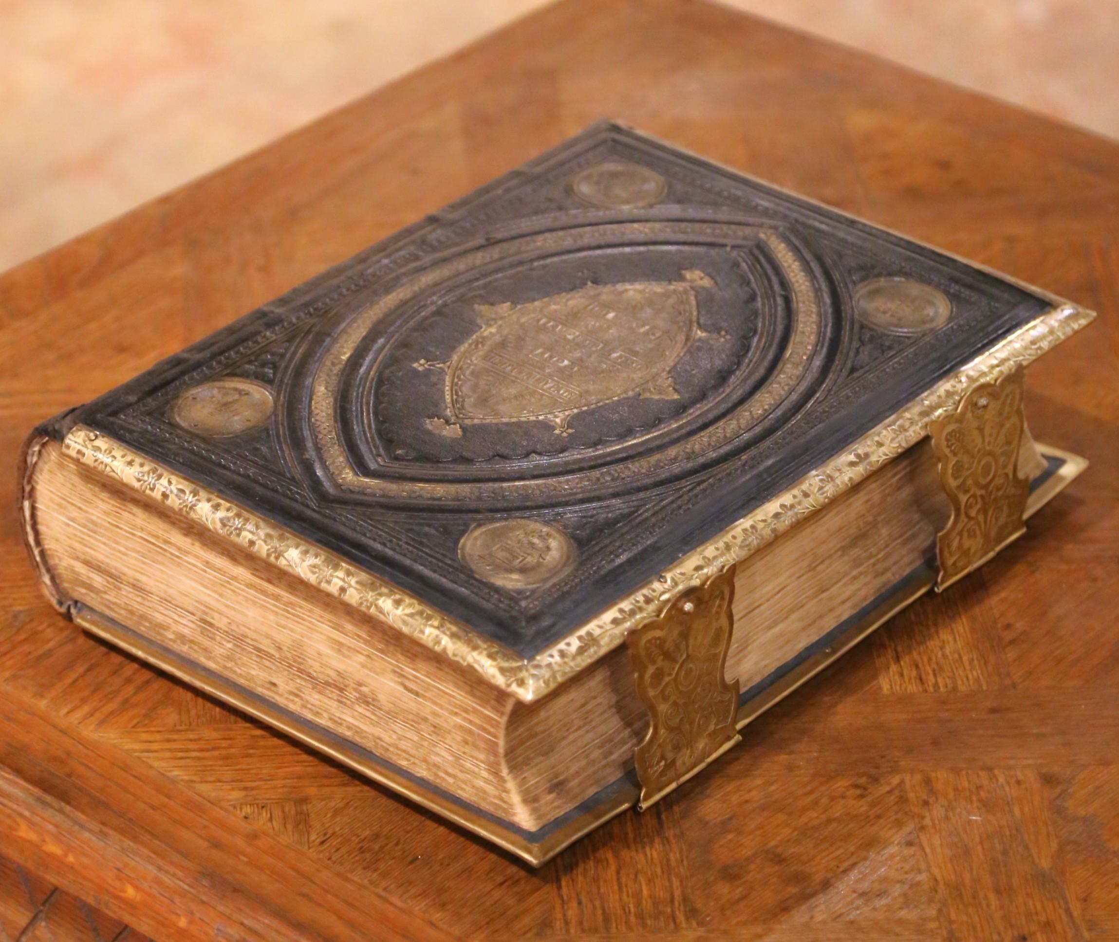 XIXe siècle Bible familiale auto-interprétée du 19ème siècle avec fermoirs en laiton en vente