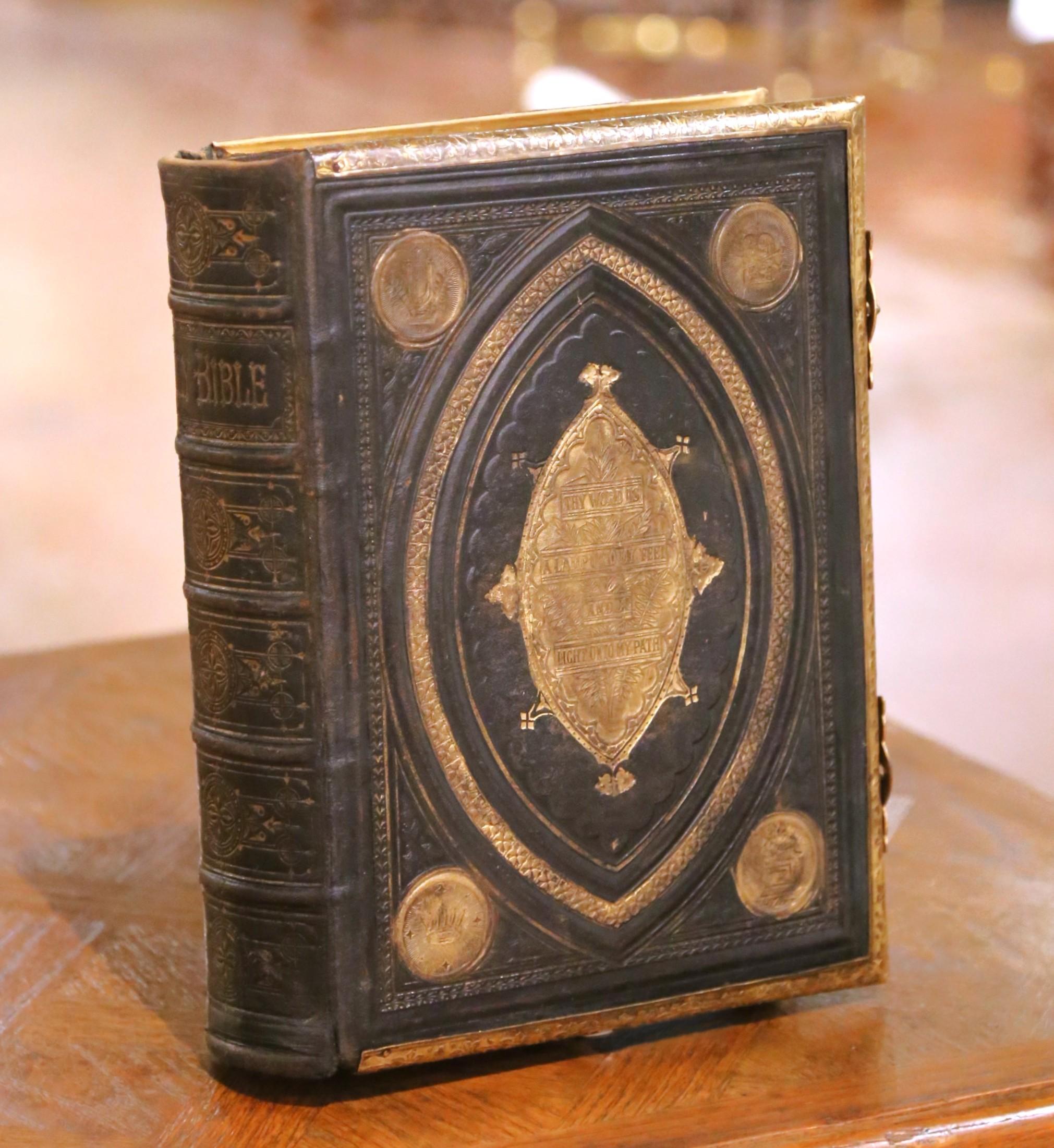Cuir Bible familiale auto-interprétée du 19ème siècle avec fermoirs en laiton en vente