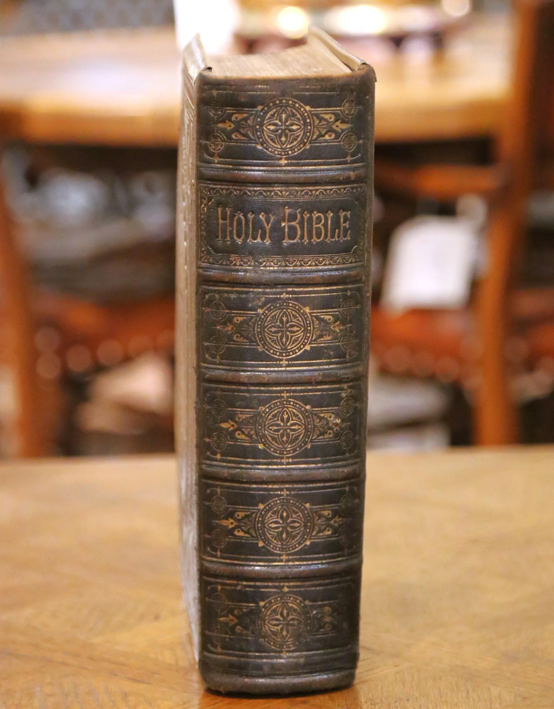 Bible familiale auto-interprétée du 19ème siècle avec fermoirs en laiton en vente 1