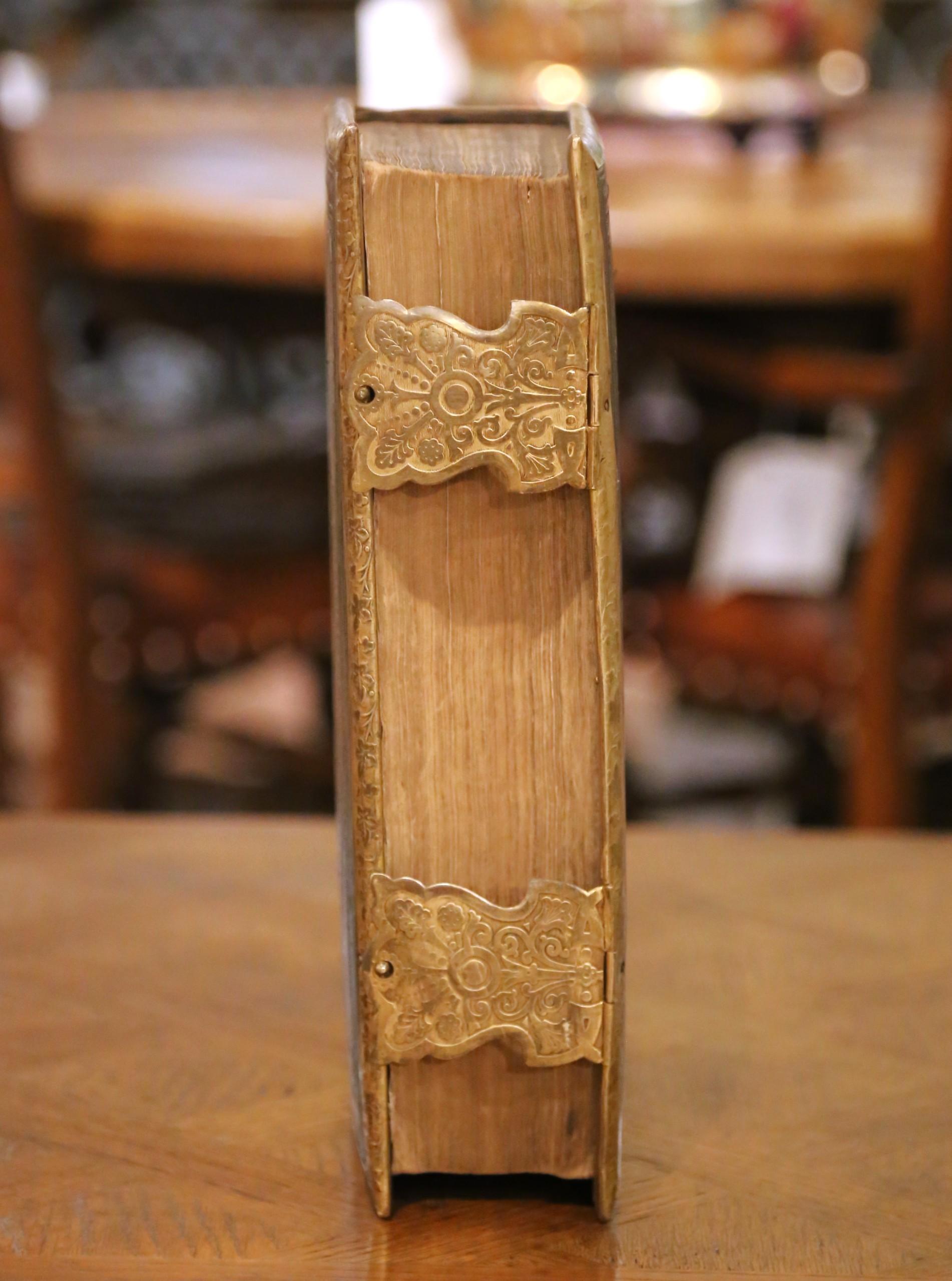 Bible familiale auto-interprétée du 19ème siècle avec fermoirs en laiton en vente 2