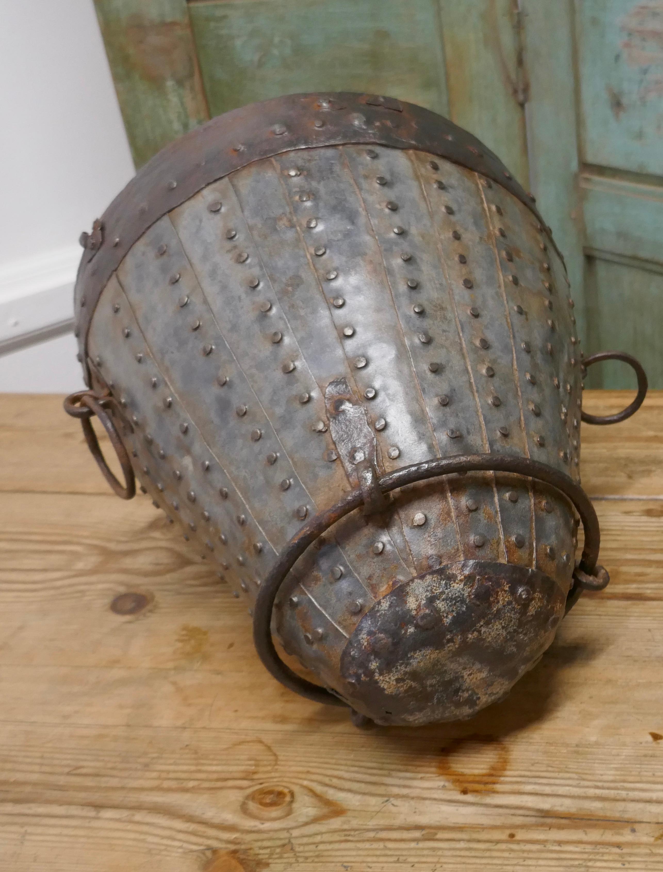 Brutalistischer nordafrikanischer Wasserkübel aus dem 19. Jahrhundert (Eisen) im Angebot