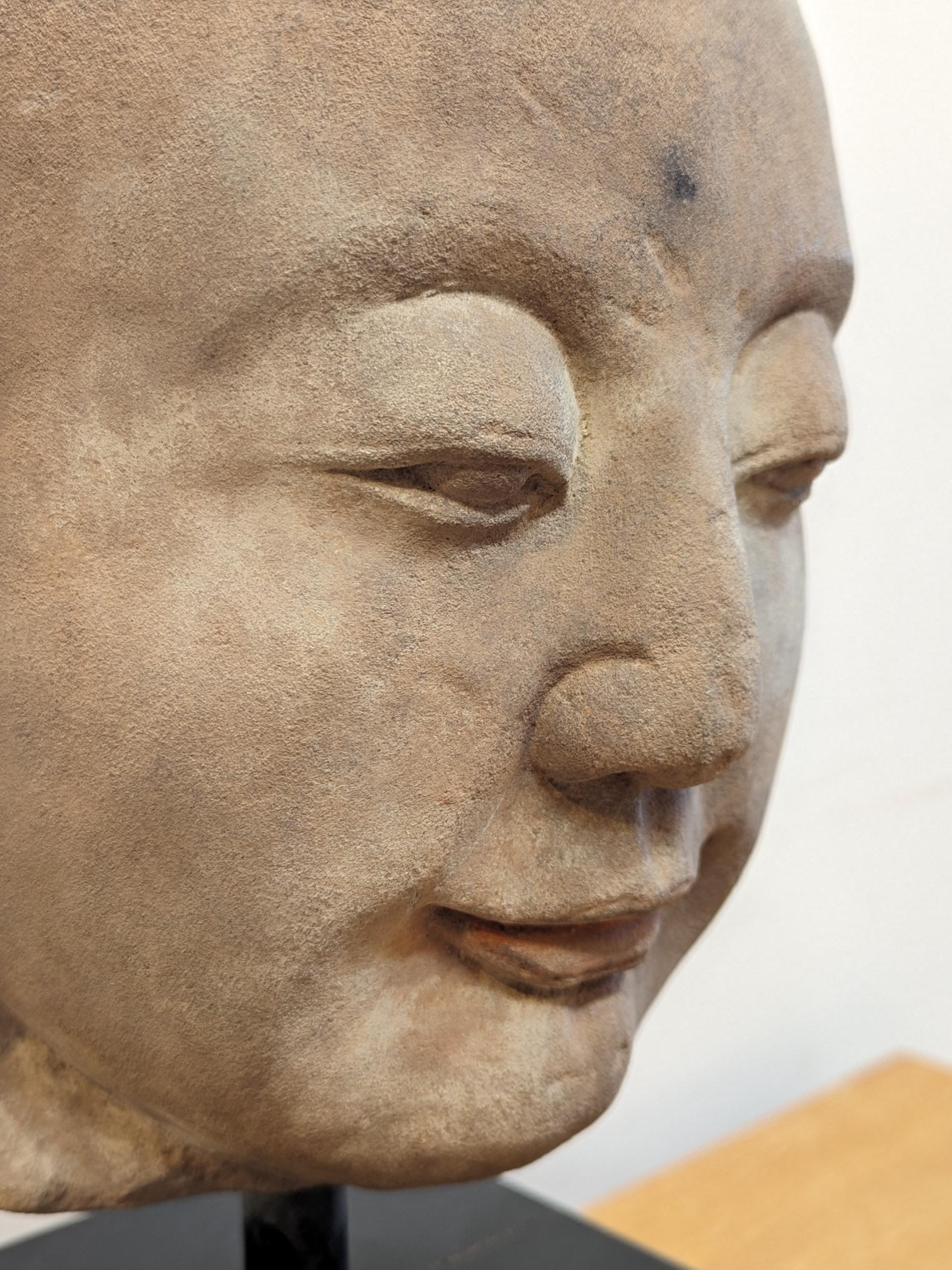 Buddhische Kopfskulptur aus Sandstein aus dem 19. Jahrhundert  im Angebot 5