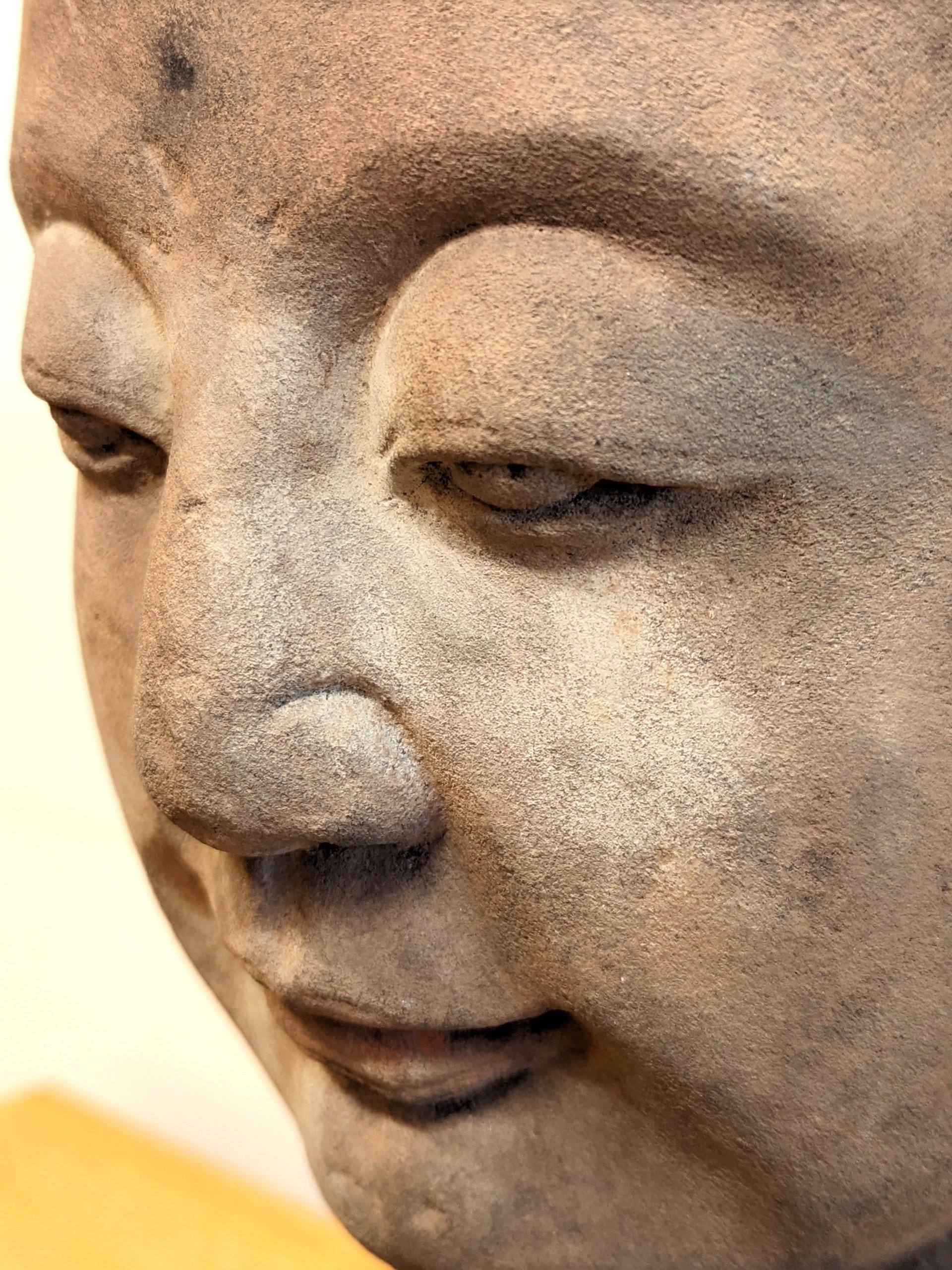 Buddhische Kopfskulptur aus Sandstein aus dem 19. Jahrhundert  im Angebot 6