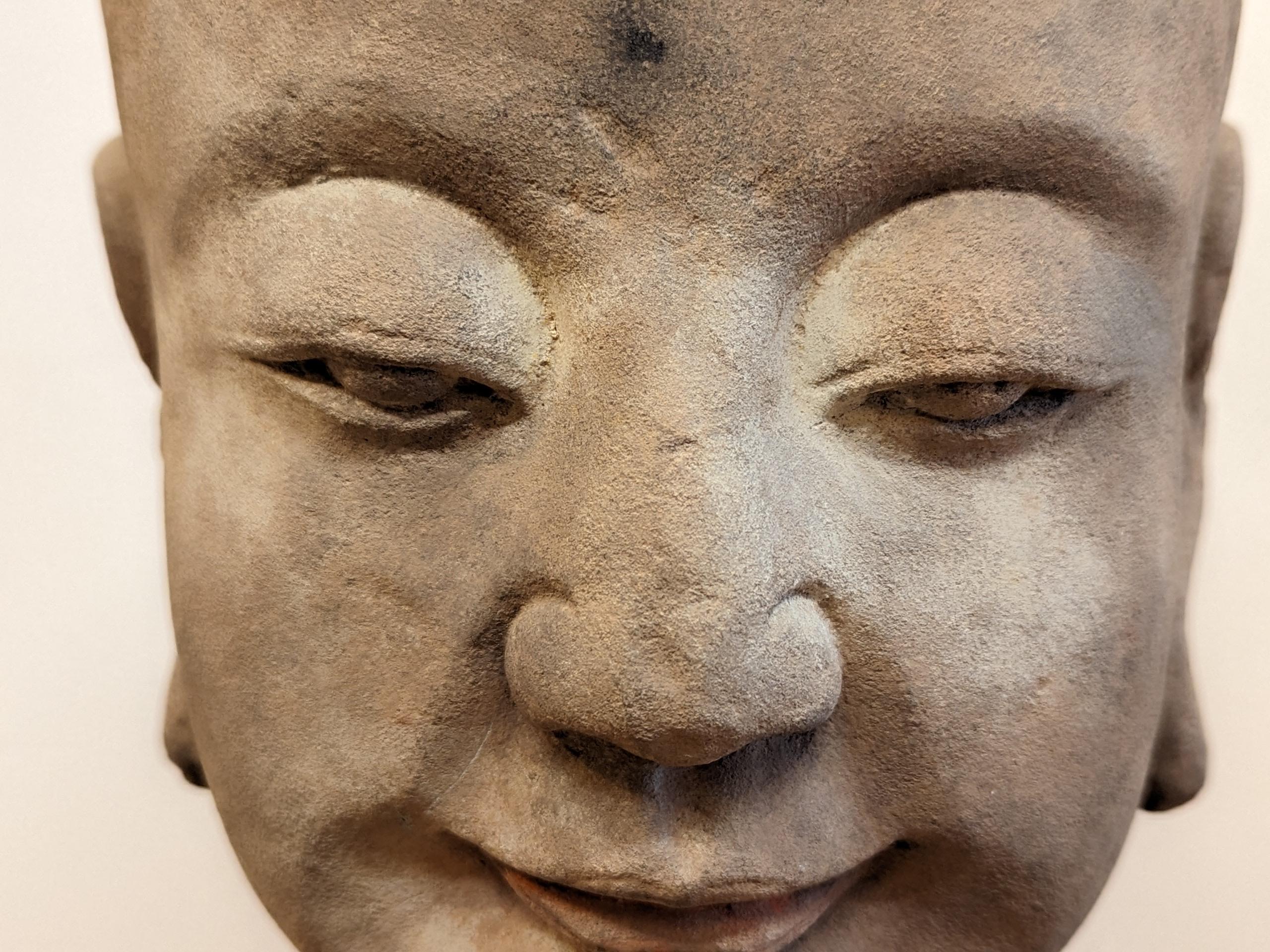 Buddhische Kopfskulptur aus Sandstein aus dem 19. Jahrhundert  im Angebot 7