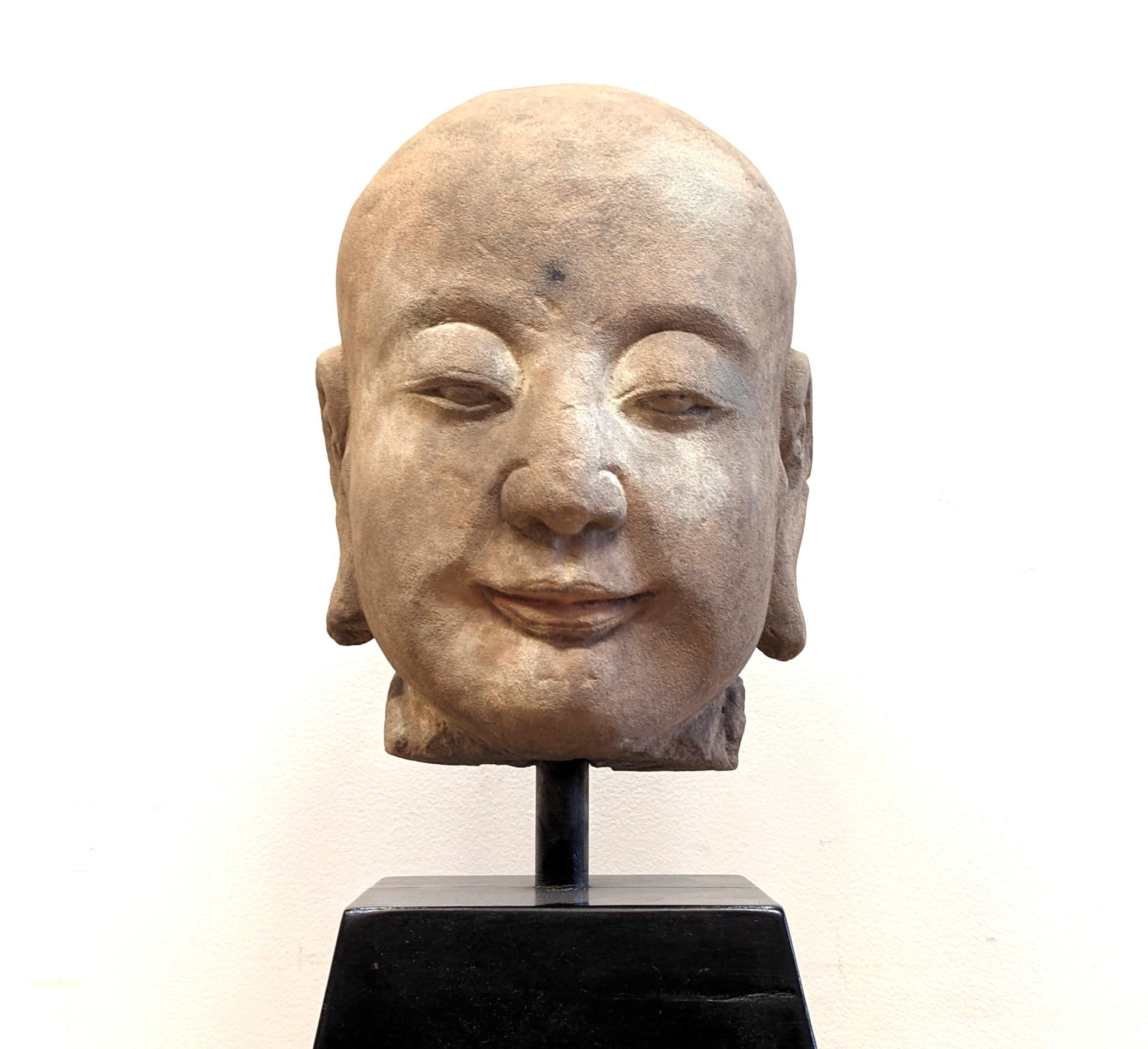 Antike buddhistische Kopfskulptur aus Sandstein.  Buddha-Kopf aus Sandstein 19. Jahrhundert oder früher Buddhistische Kopfskulptur.  Bestehend aus Sandstein, von Hand gemeißelt, mit fesselnden Details von heiterem Ausdruck, wie das Leben.  Diese