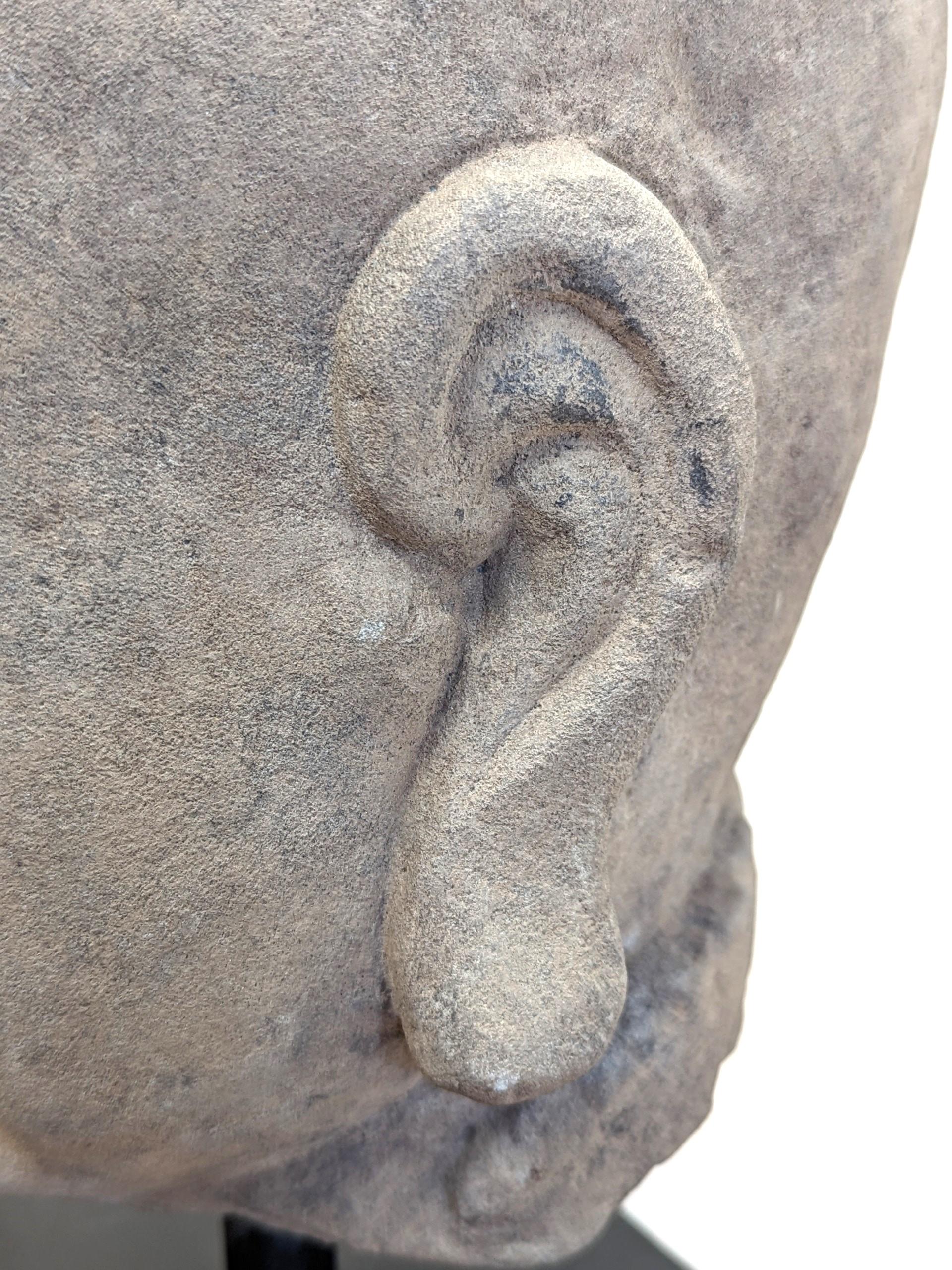 Buddhische Kopfskulptur aus Sandstein aus dem 19. Jahrhundert  im Angebot 3
