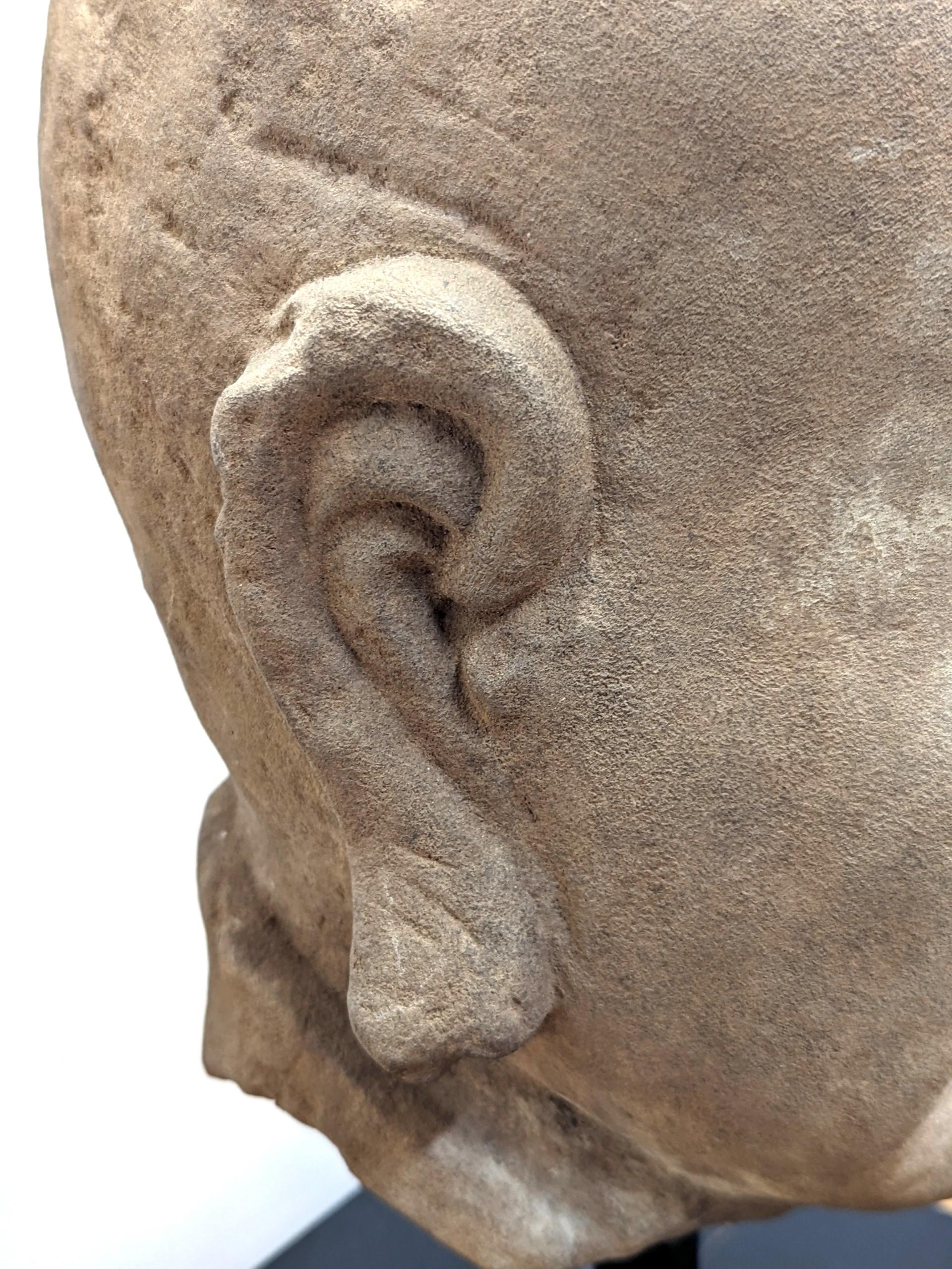 Buddhische Kopfskulptur aus Sandstein aus dem 19. Jahrhundert  im Angebot 4