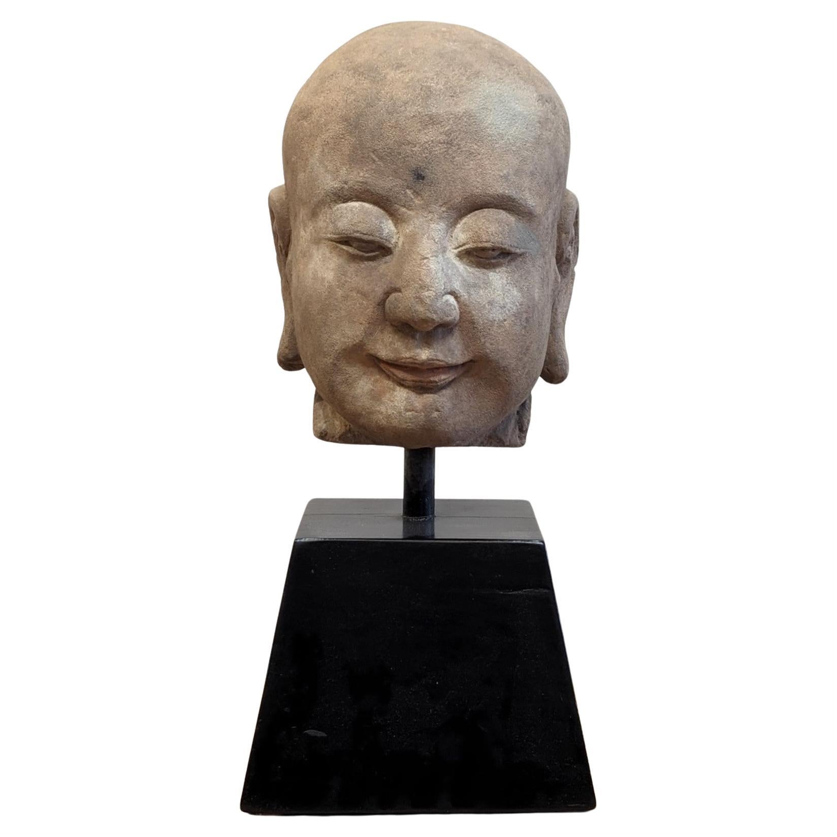 Buddhische Kopfskulptur aus Sandstein aus dem 19. Jahrhundert  im Angebot