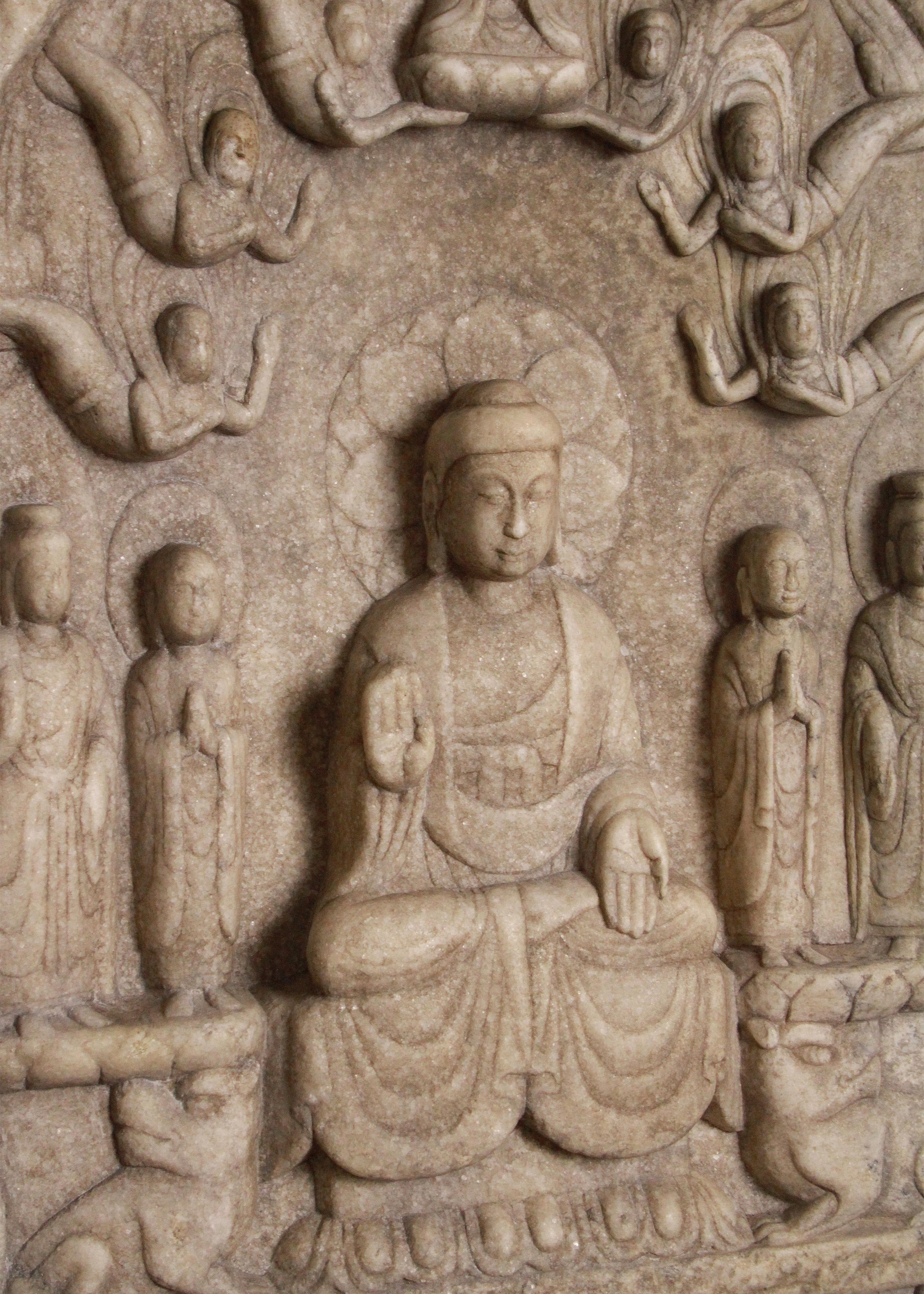 Diese exquisite Stele, die aus makellosem Marmor gehauen wurde, lockt die Besucher mit ihrer ätherischen Präsenz an. Die Szene wurde ursprünglich 537 von Yuan'ning, dem Prinzen des Gaoping Branch der kaiserlichen Familie Wei, in Auftrag gegeben.  Es