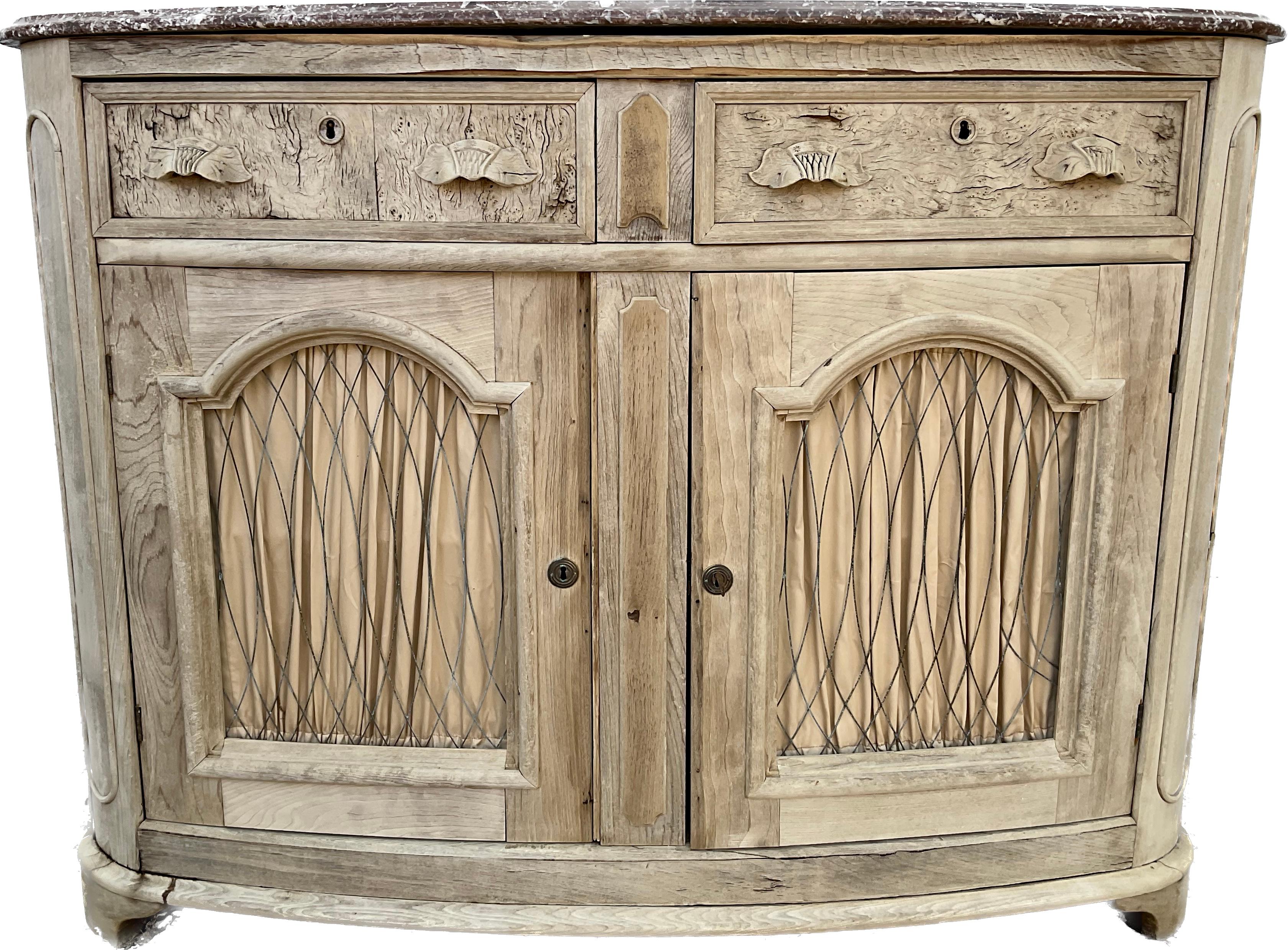 Un buffet/armadio americano della fine del XIX secolo piuttosto unico, con una splendida finitura sbiancata. Con piano in marmo rouge originale. Due cassetti sopra due ante con paravento in metallo e tessuto che aggiungono un meraviglioso tocco