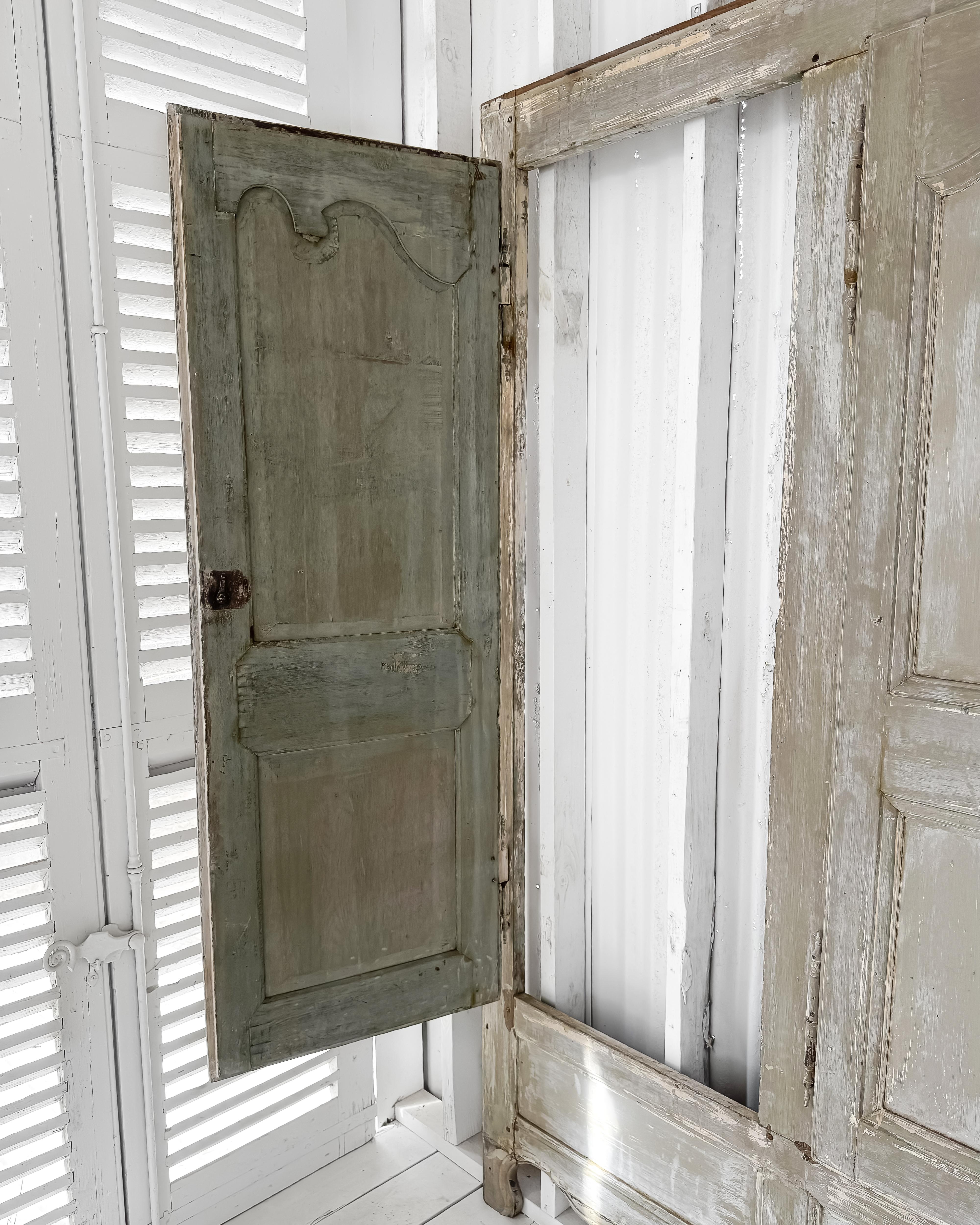 Built-in Französische Provence-Kleiderschrank-Wand mit Türen aus dem 19. Jahrhundert im Angebot 8