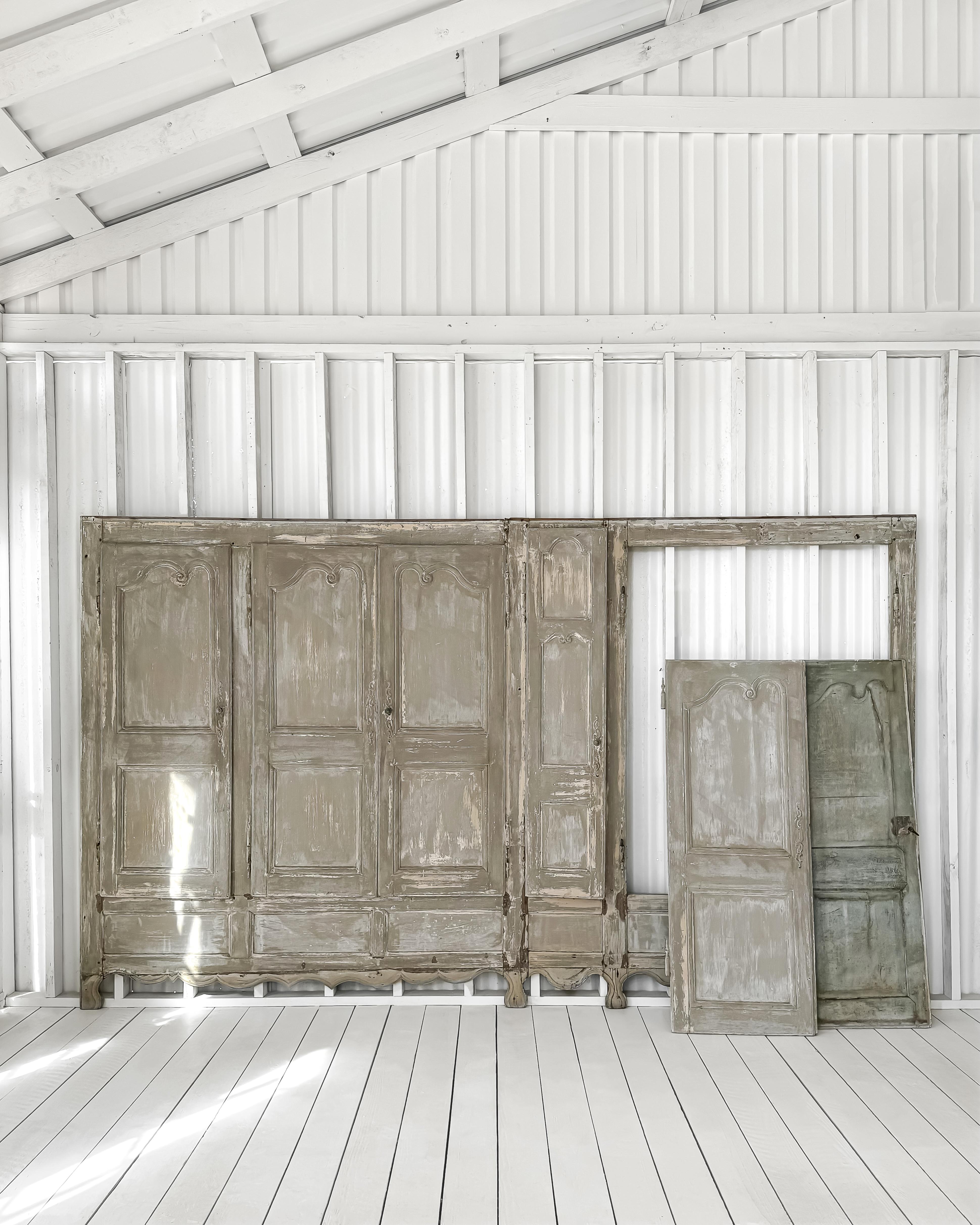 Built-in Französische Provence-Kleiderschrank-Wand mit Türen aus dem 19. Jahrhundert im Angebot 12