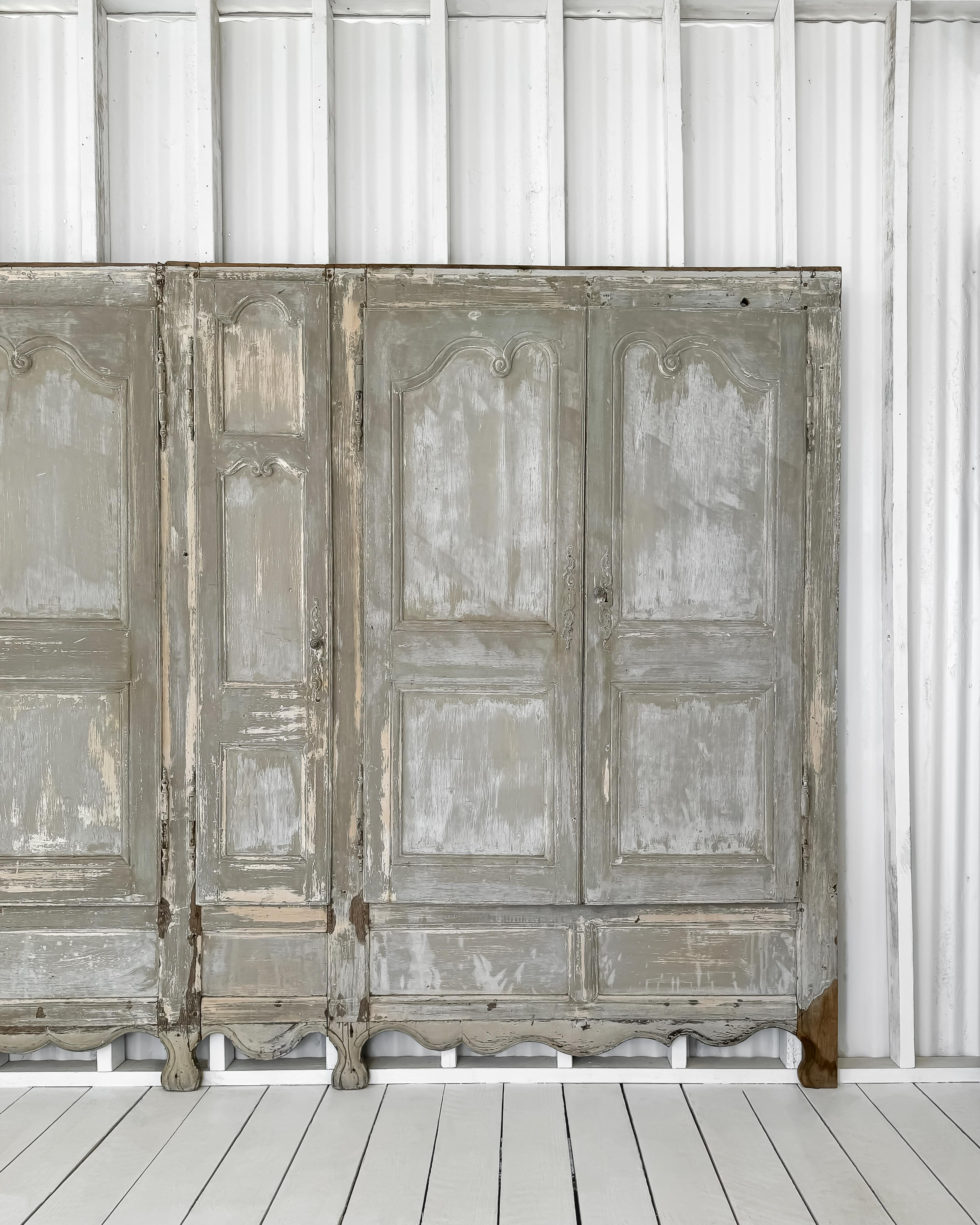Built-in Französische Provence-Kleiderschrank-Wand mit Türen aus dem 19. Jahrhundert (Holz) im Angebot