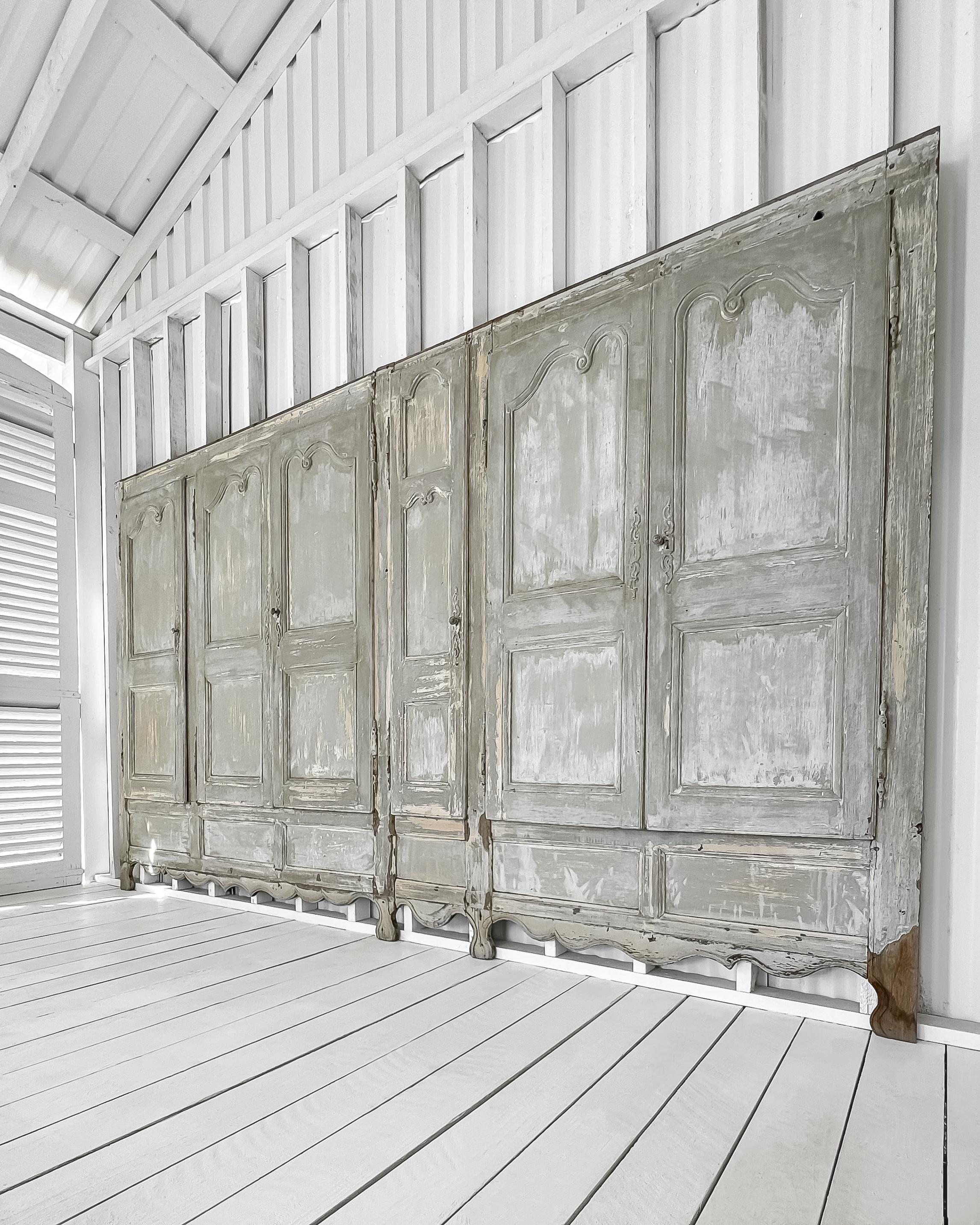 Built-in Französische Provence-Kleiderschrank-Wand mit Türen aus dem 19. Jahrhundert im Angebot 1