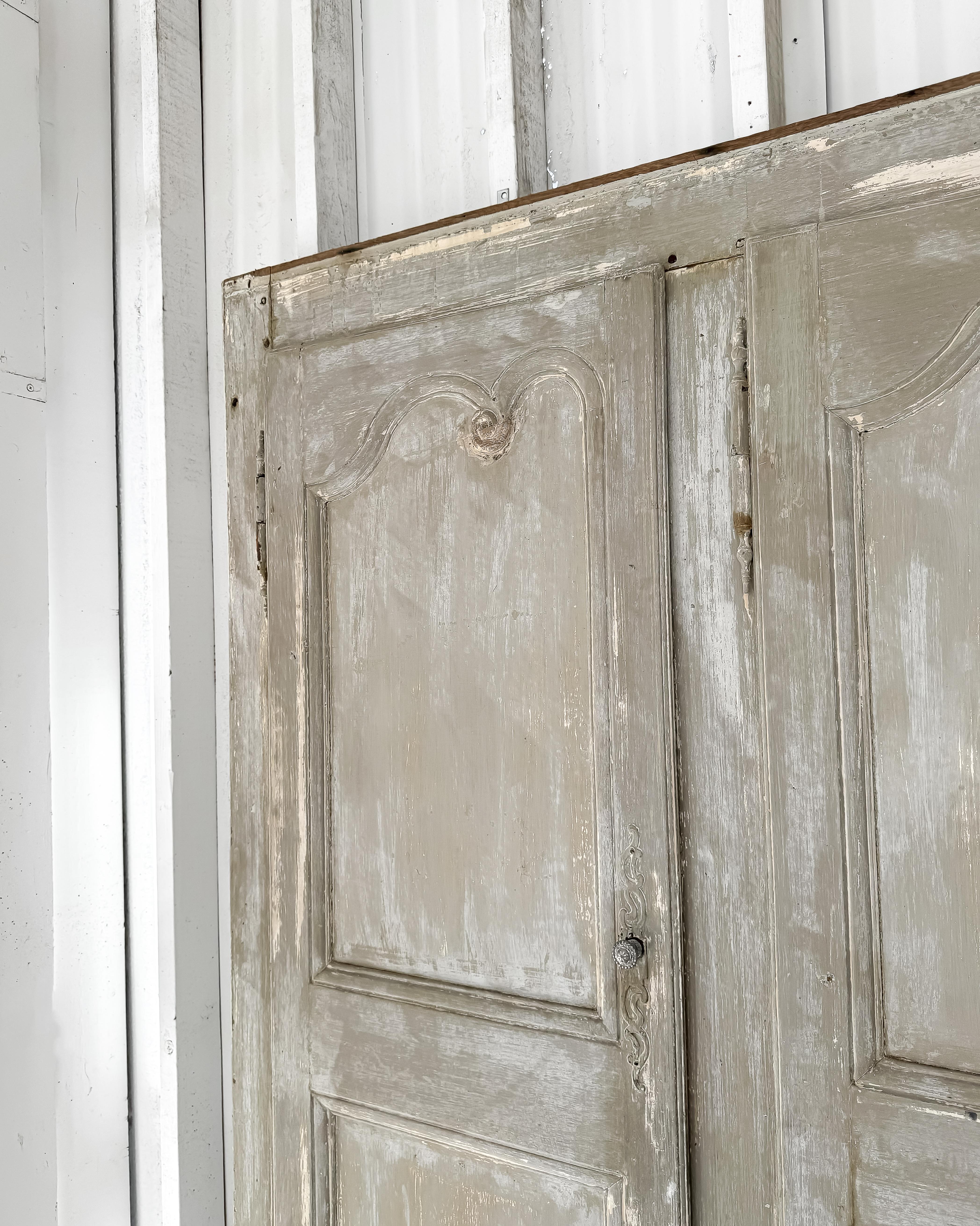 Built-in Französische Provence-Kleiderschrank-Wand mit Türen aus dem 19. Jahrhundert im Angebot 2
