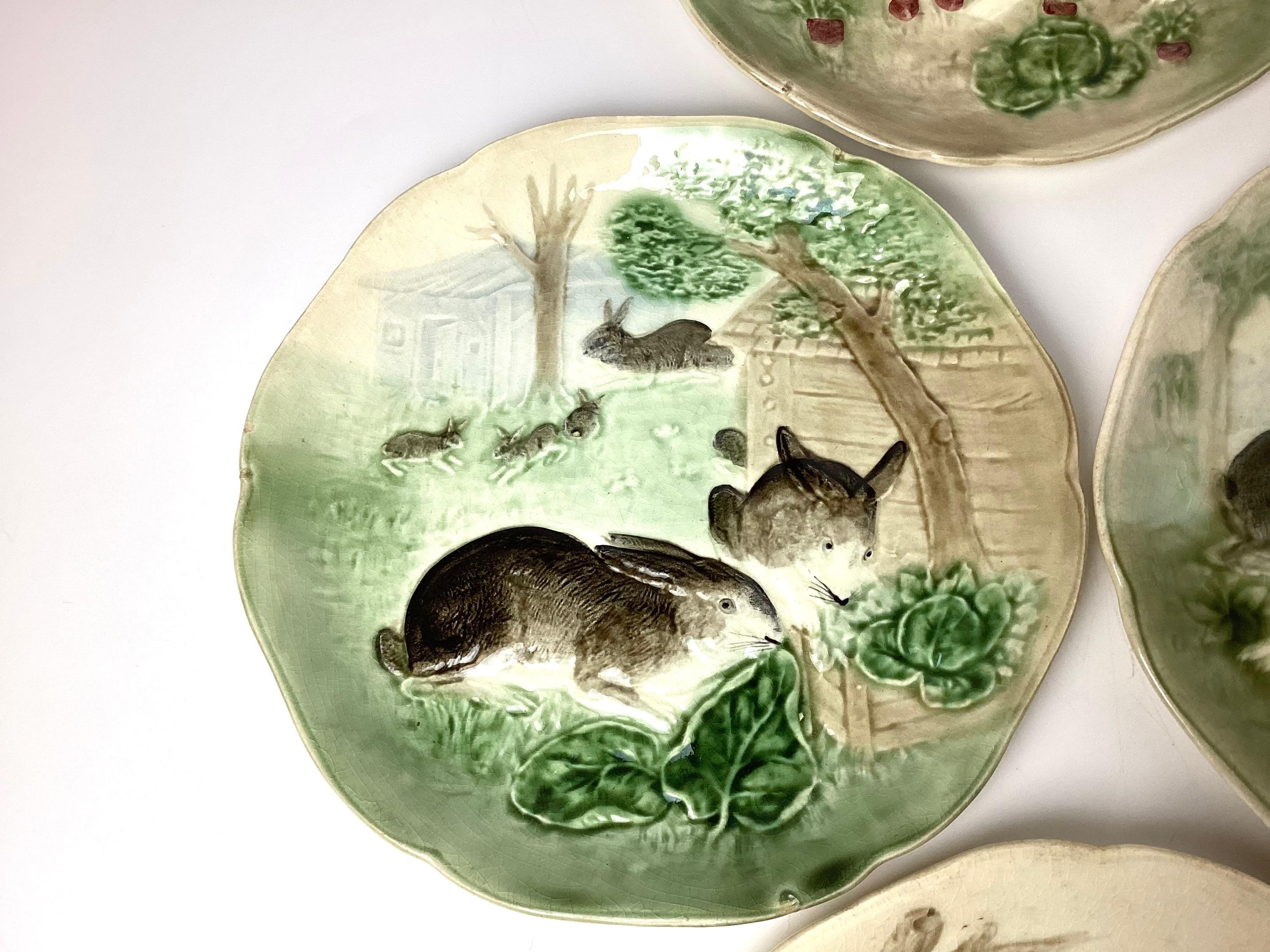 Francese Piatti in maiolica Choisy-le-Roi del 19° secolo, Francia - Set di 7 coniglietti
