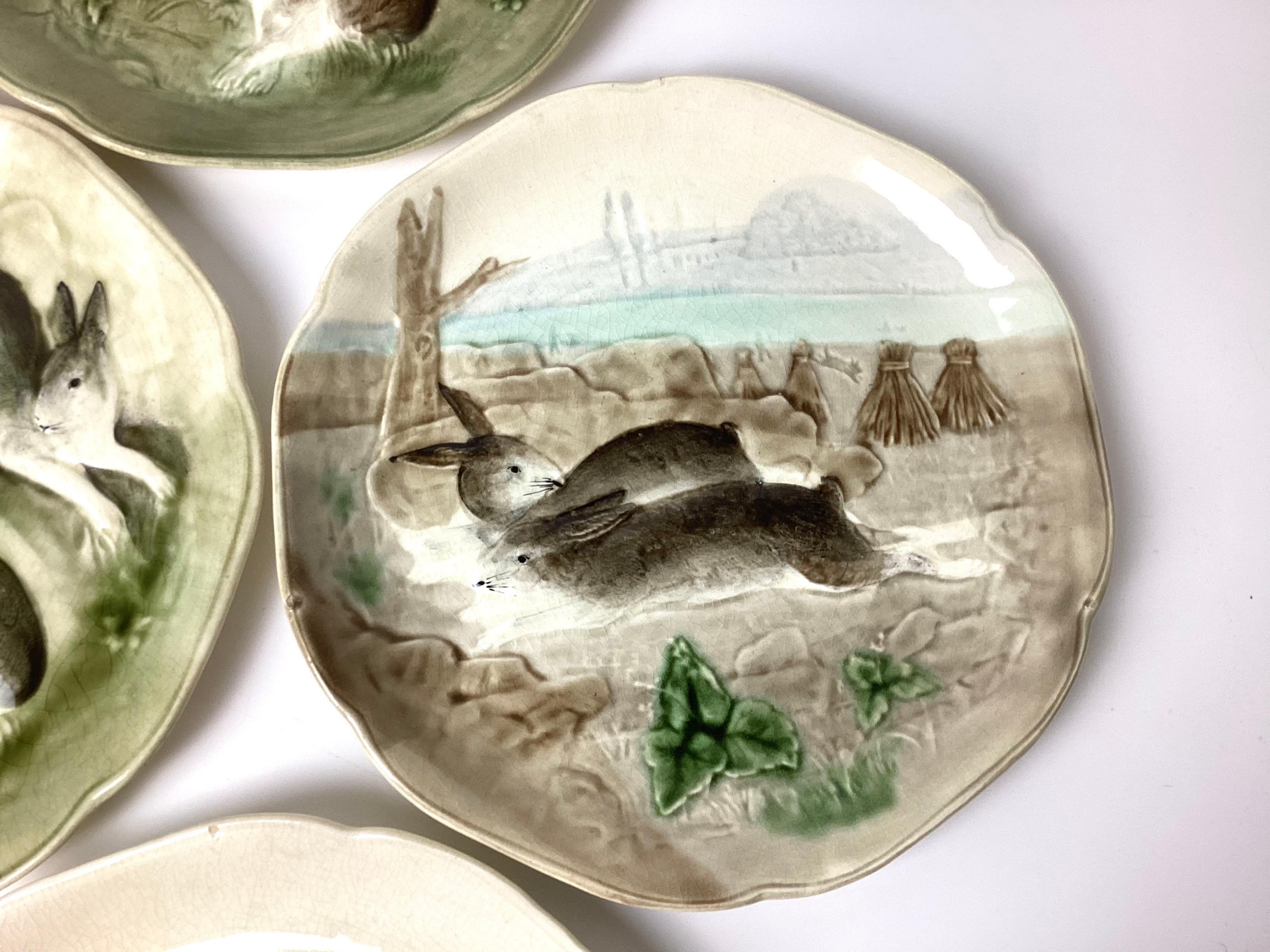 XIX secolo Piatti in maiolica Choisy-le-Roi del 19° secolo, Francia - Set di 7 coniglietti