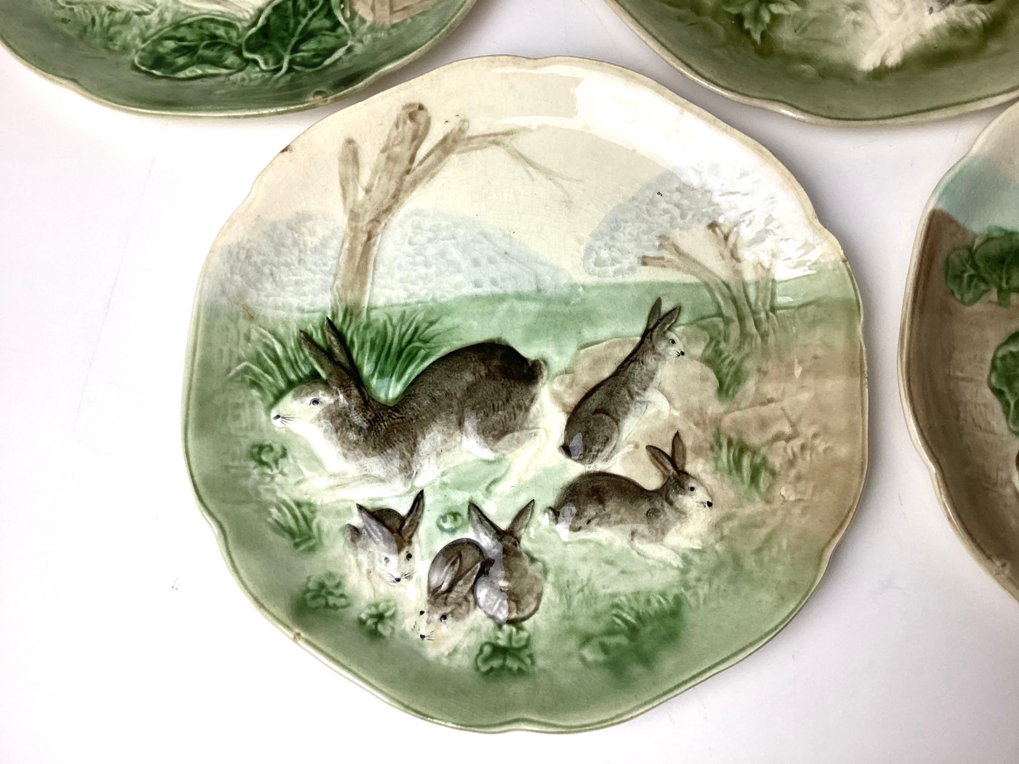 Ceramica Piatti in maiolica Choisy-le-Roi del 19° secolo, Francia - Set di 7 coniglietti