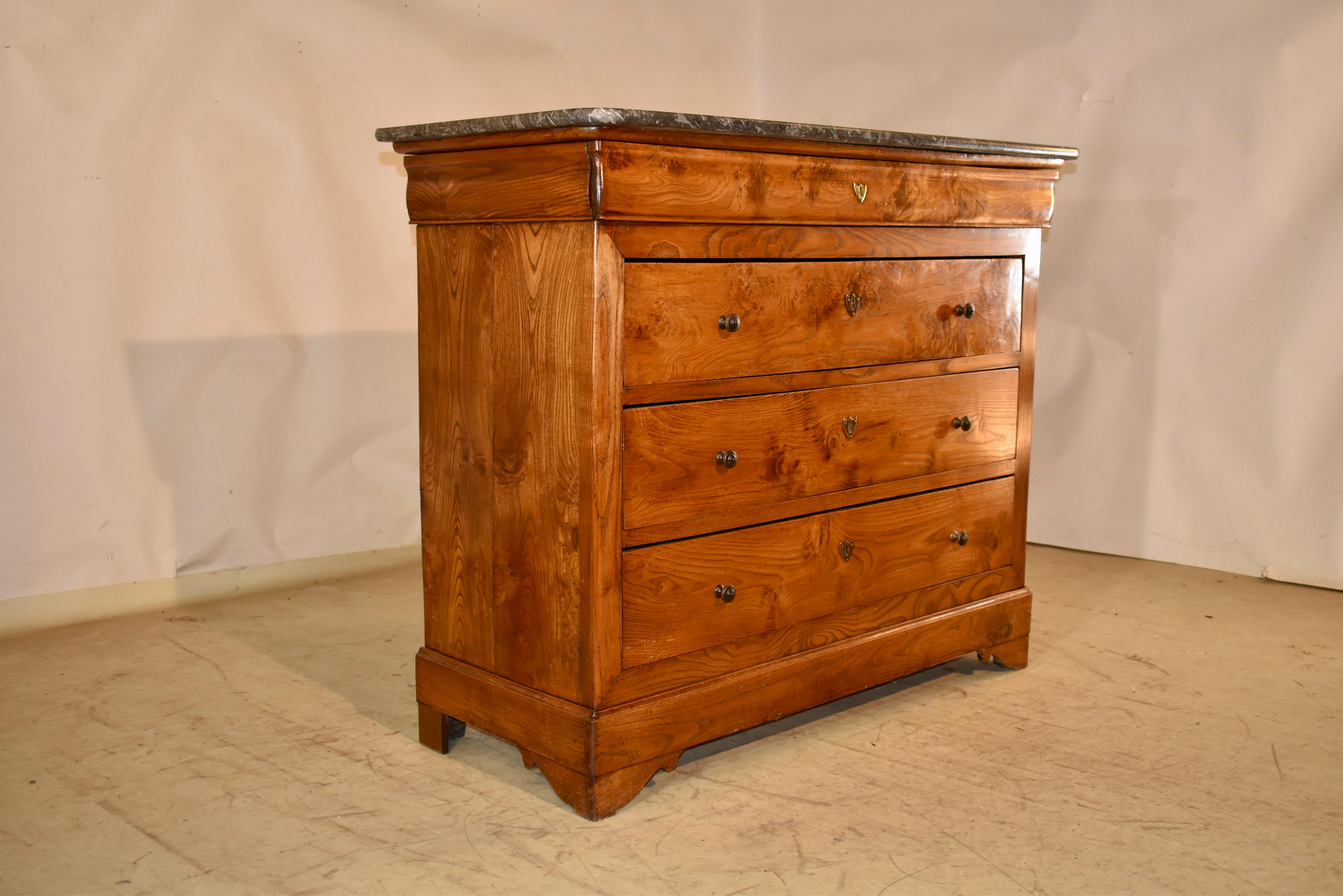 Cómoda de madera de fresno del siglo XIX procedente de Francia Francés en venta