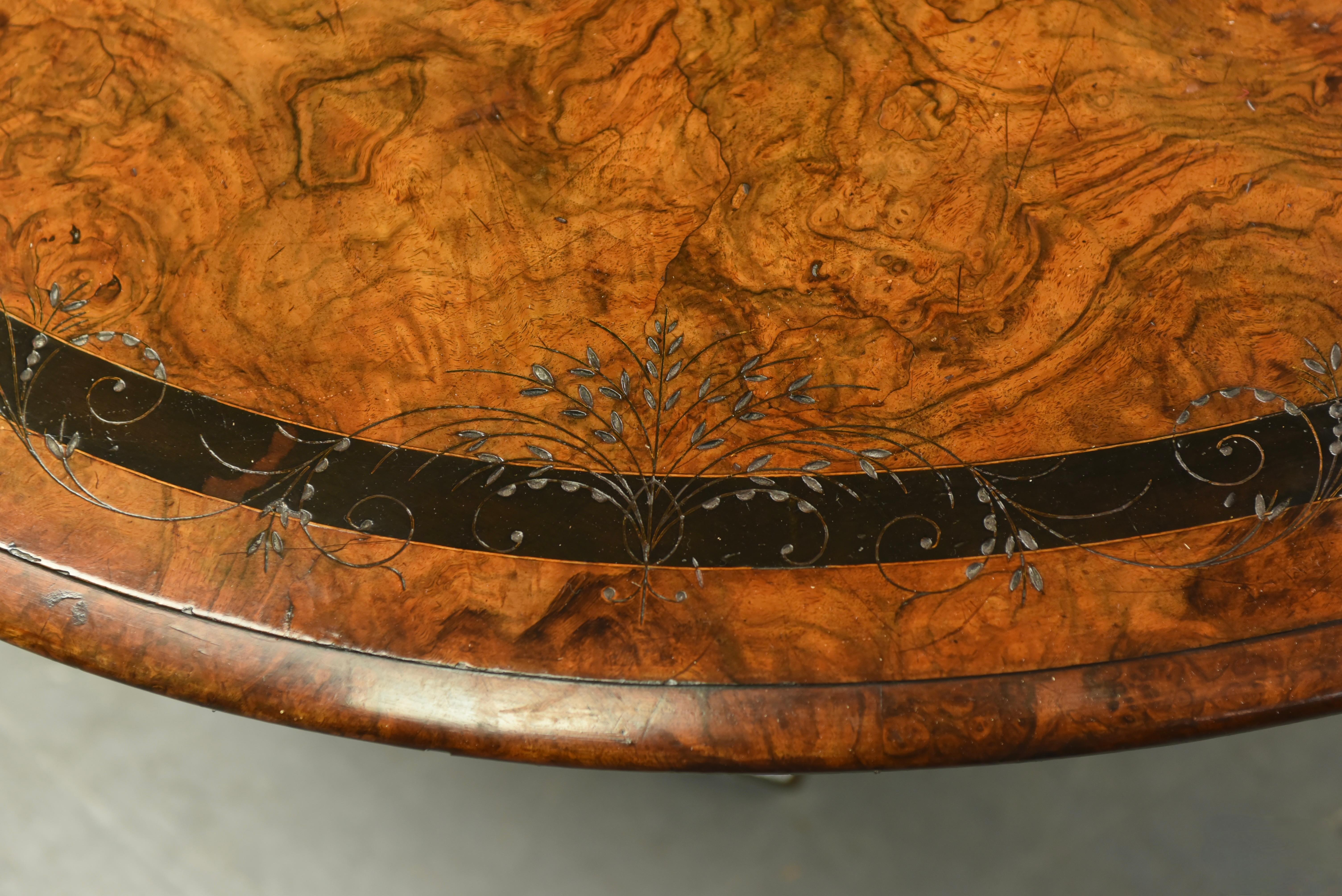 English 19th century burl walnut coffee table  For Sale