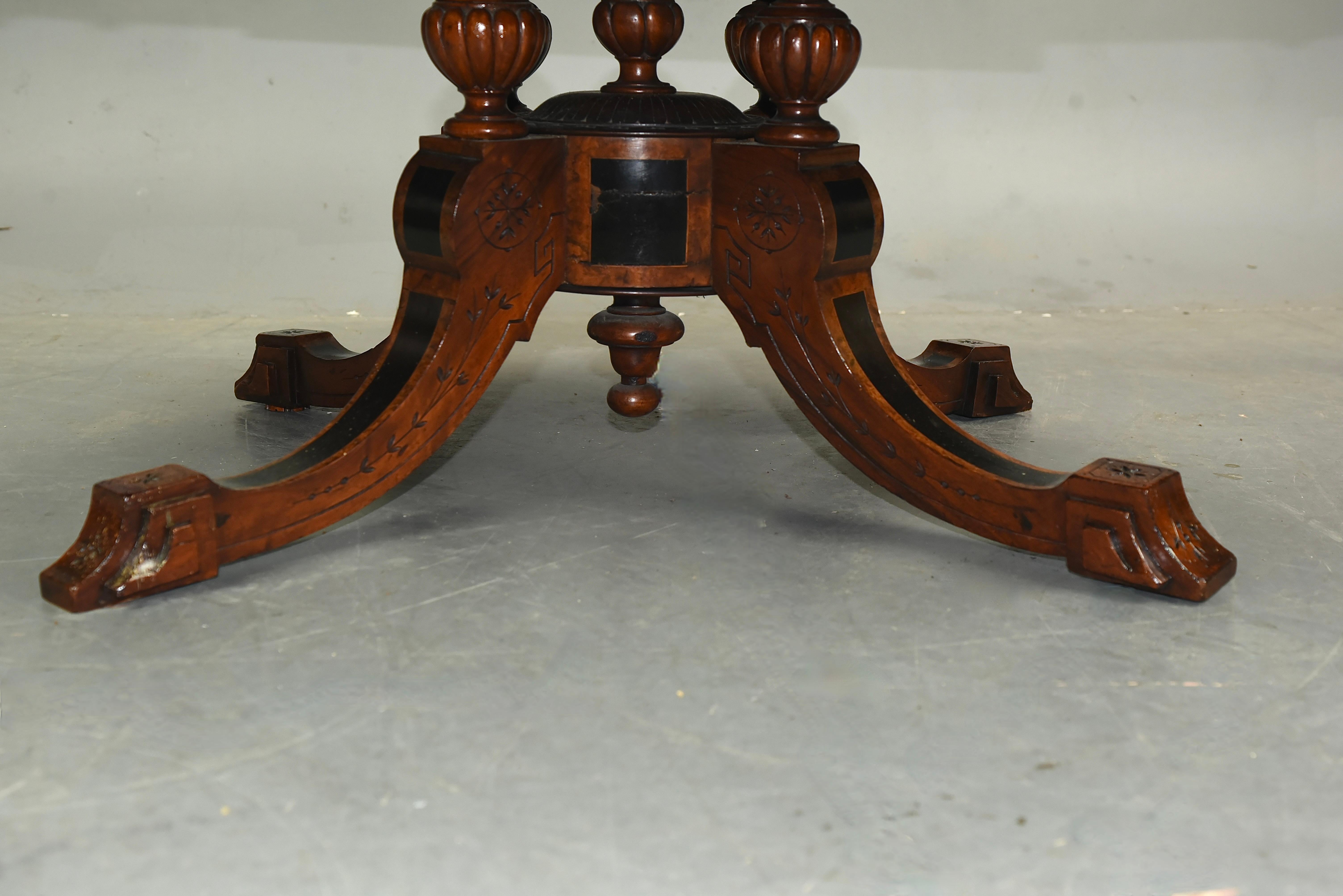19th century burl walnut coffee table  In Good Condition In Chelmsford, GB