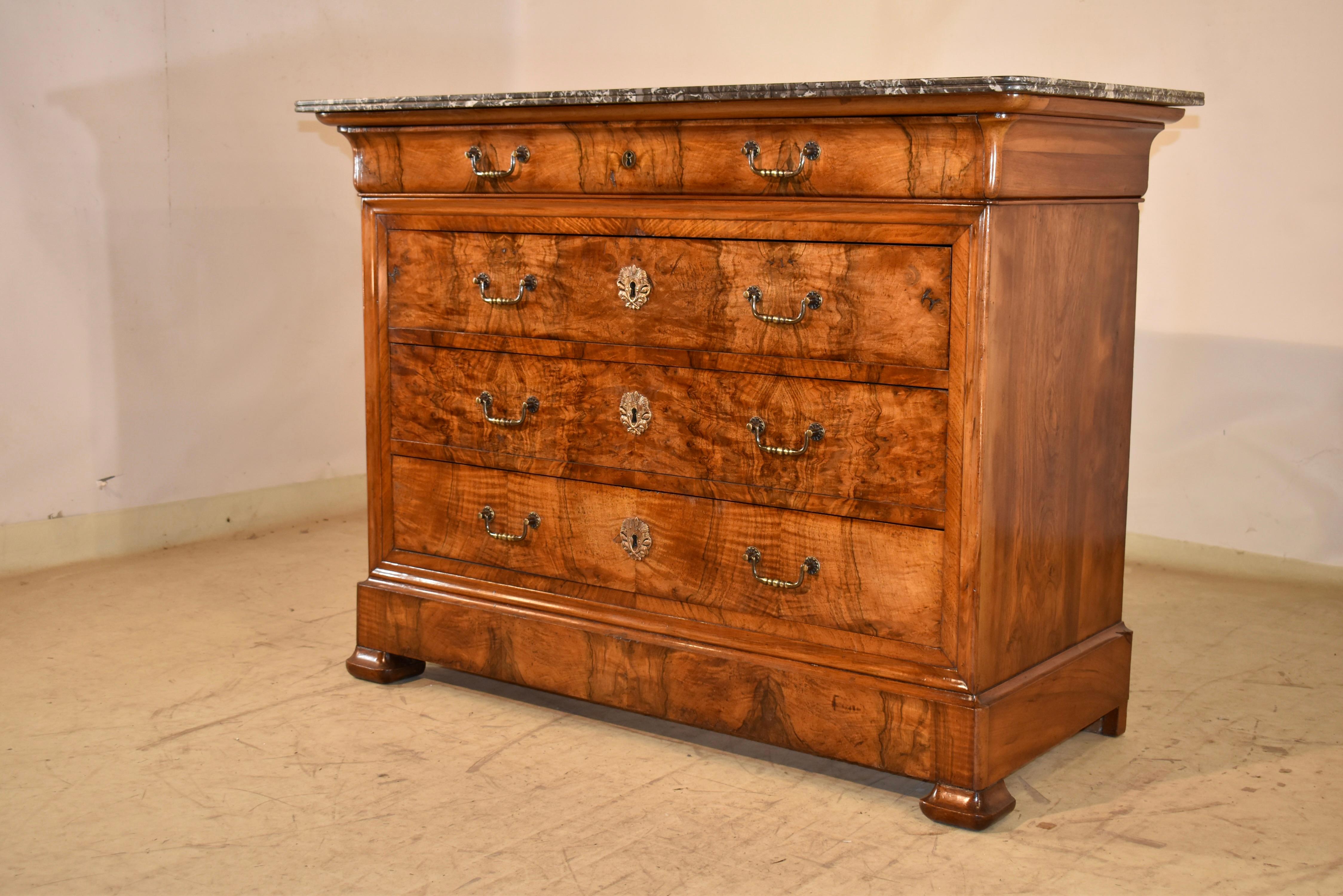 Commode in radica di noce del XIX secolo proveniente dalla Francia in vendita 1