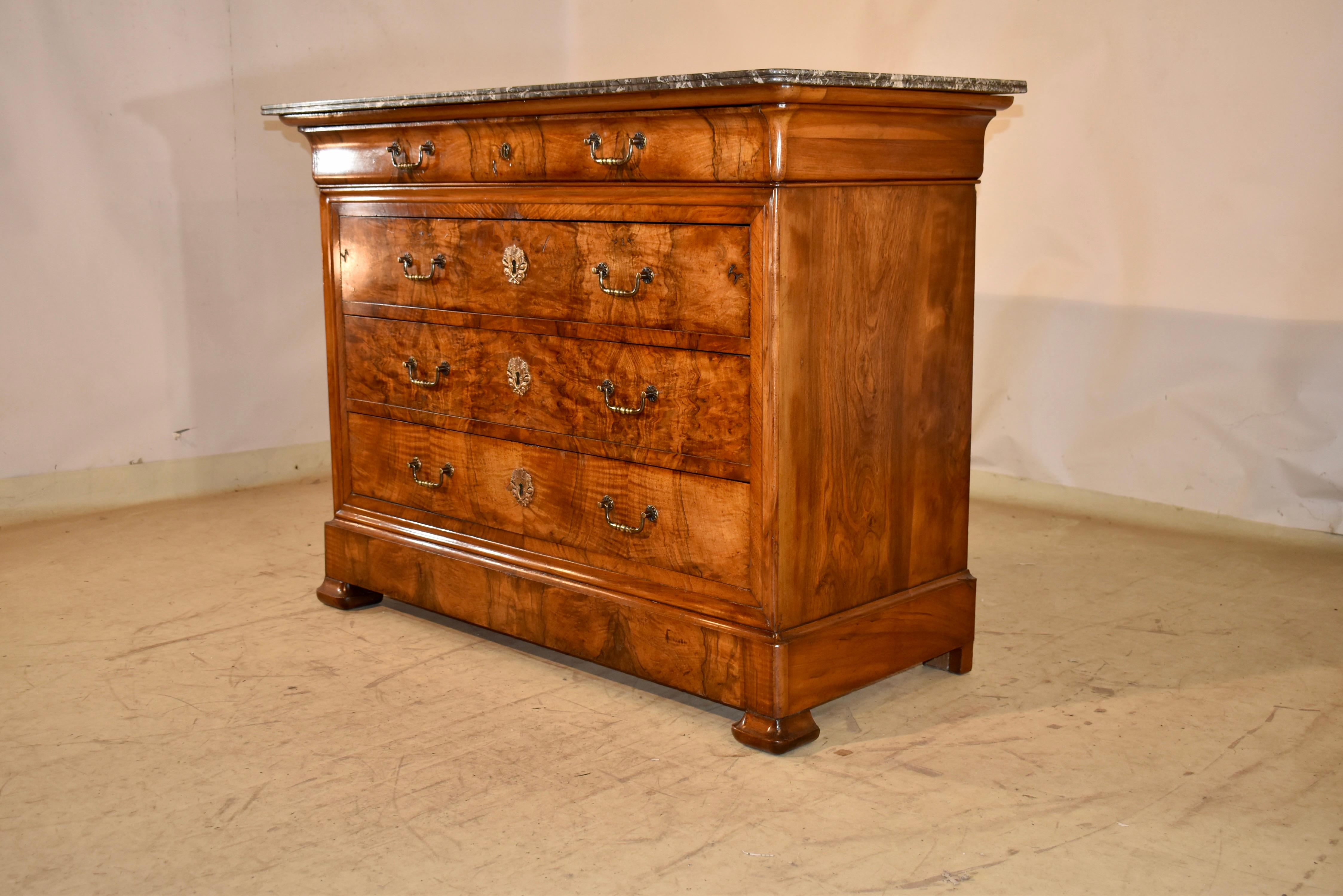 Commode in radica di noce del XIX secolo proveniente dalla Francia in vendita 2