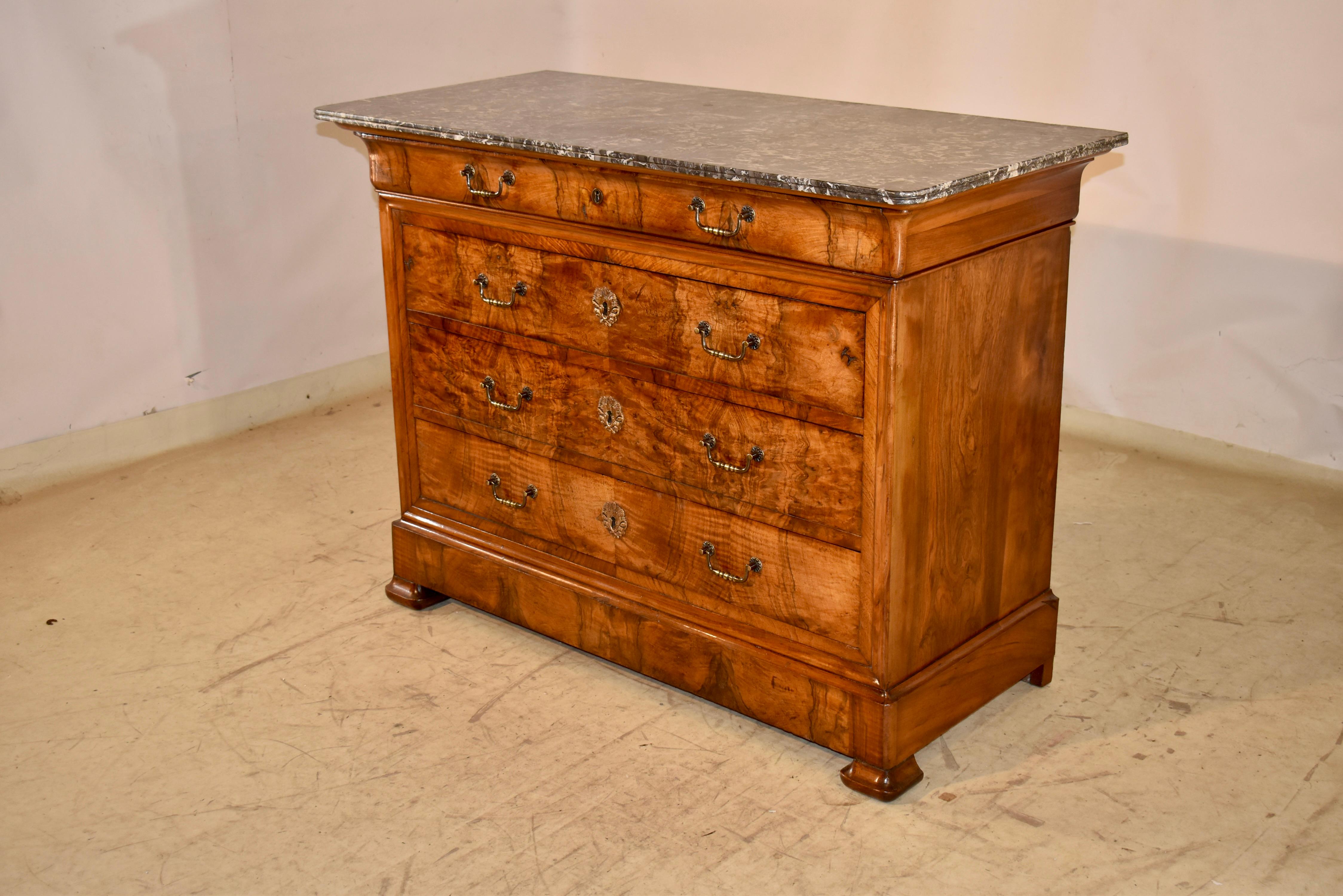 Commode in radica di noce del XIX secolo proveniente dalla Francia in vendita 3