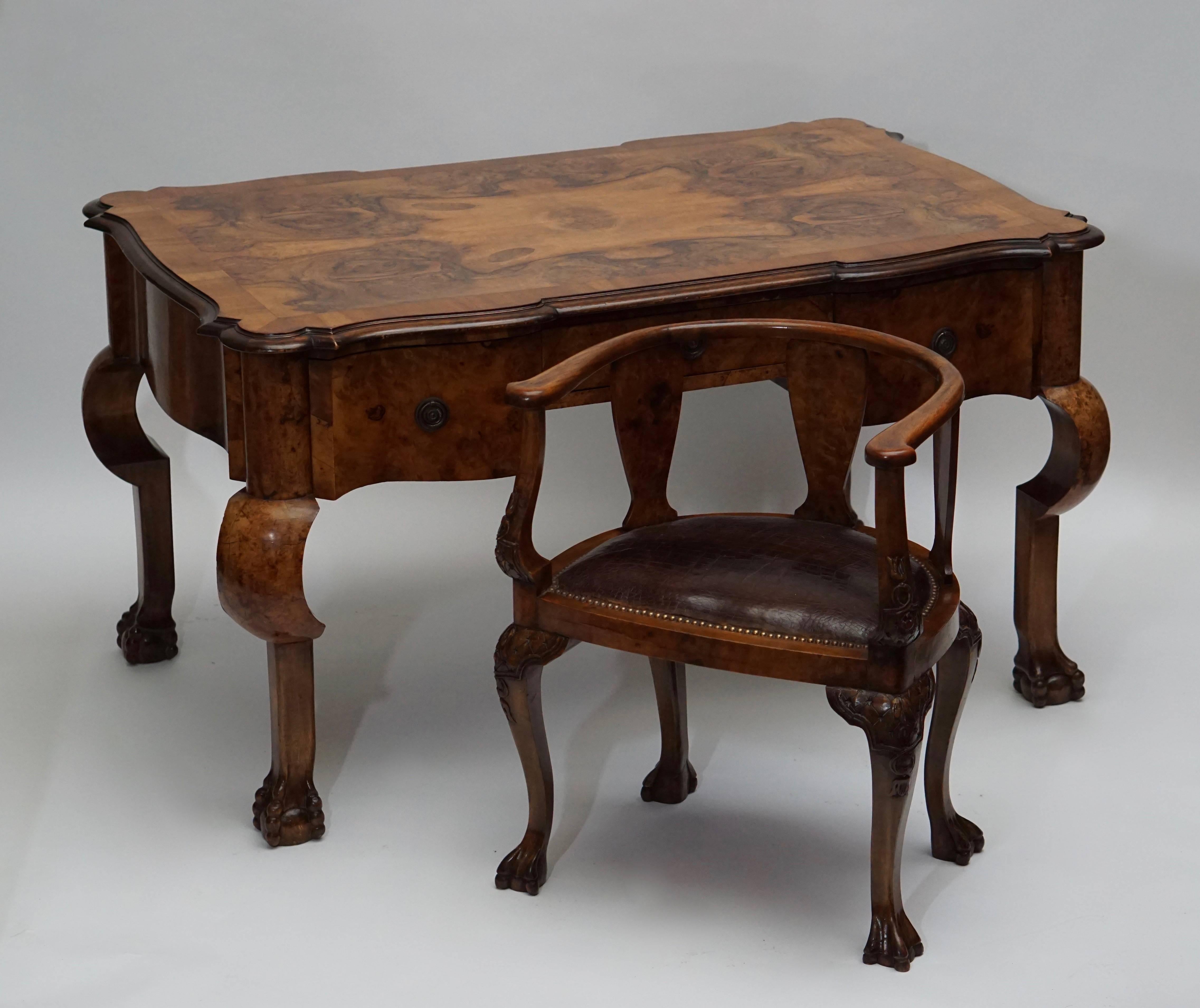 Partner-Schreibtisch aus Walnussholz mit Sessel aus dem 19. Jahrhundert im Zustand „Gut“ im Angebot in Antwerp, BE