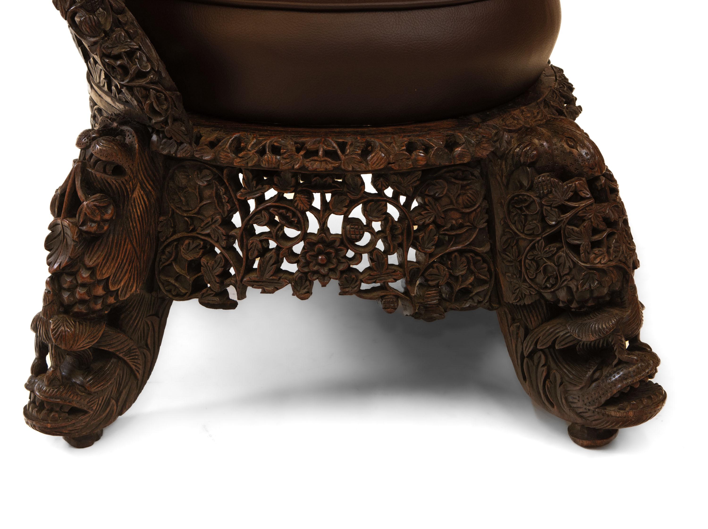 Chaise d'appoint birmane anglo-indienne sculptée à haut dossier du 19ème siècle en vente 10