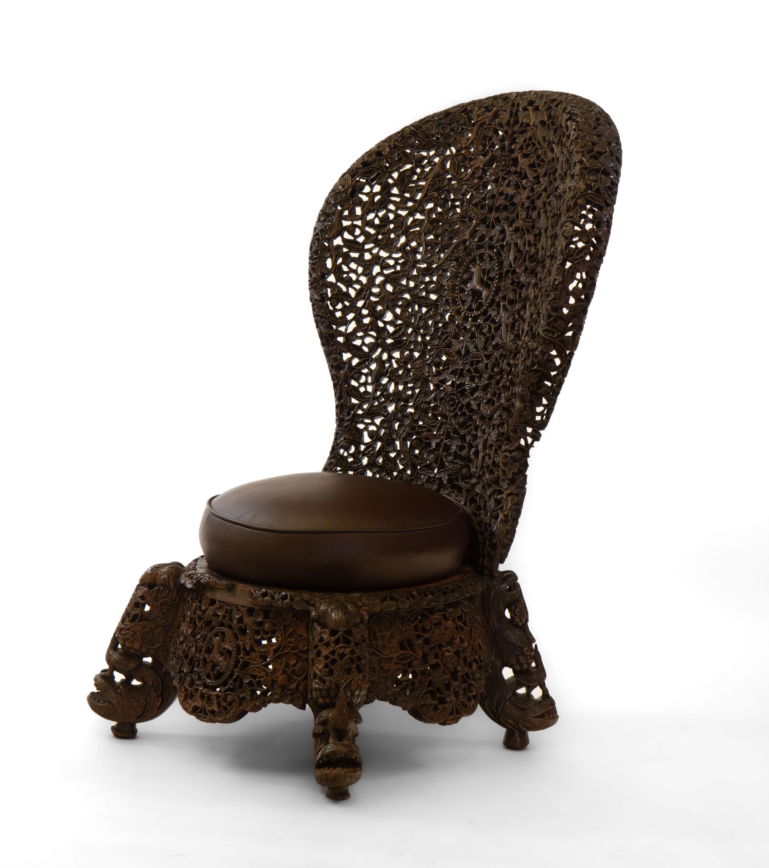 Superbe chaise à haut dossier en bois de padouk birman/anglo-indien du 19e siècle, richement sculptée à la main. Circa 1880.

Les frais de livraison sont INCLUS dans le prix pour toutes les régions de l'Angleterre continentale et du Pays de Galles.