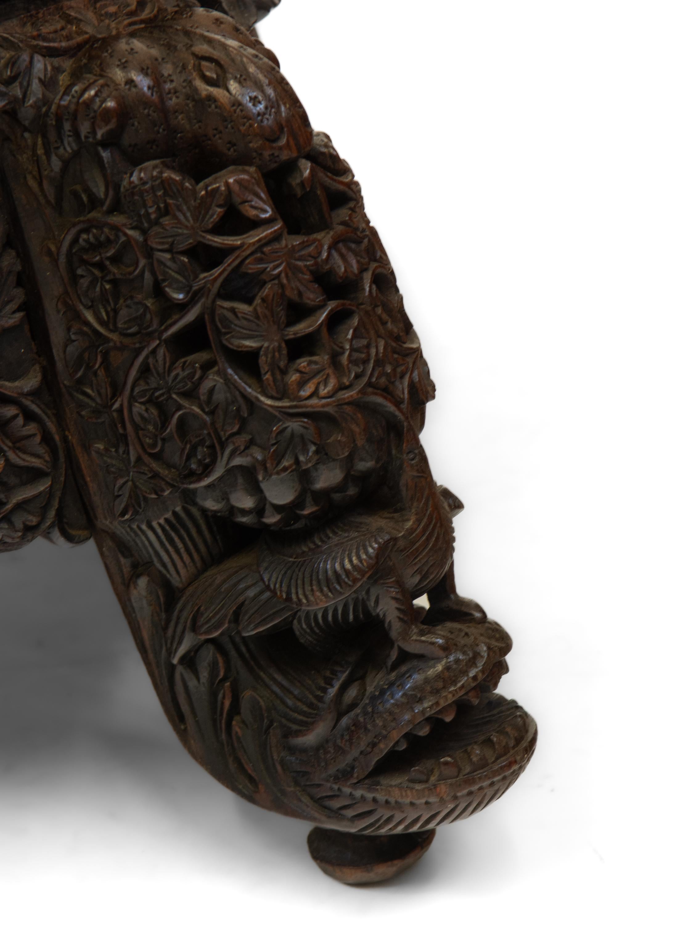 Fait main Chaise d'appoint birmane anglo-indienne sculptée à haut dossier du 19ème siècle en vente