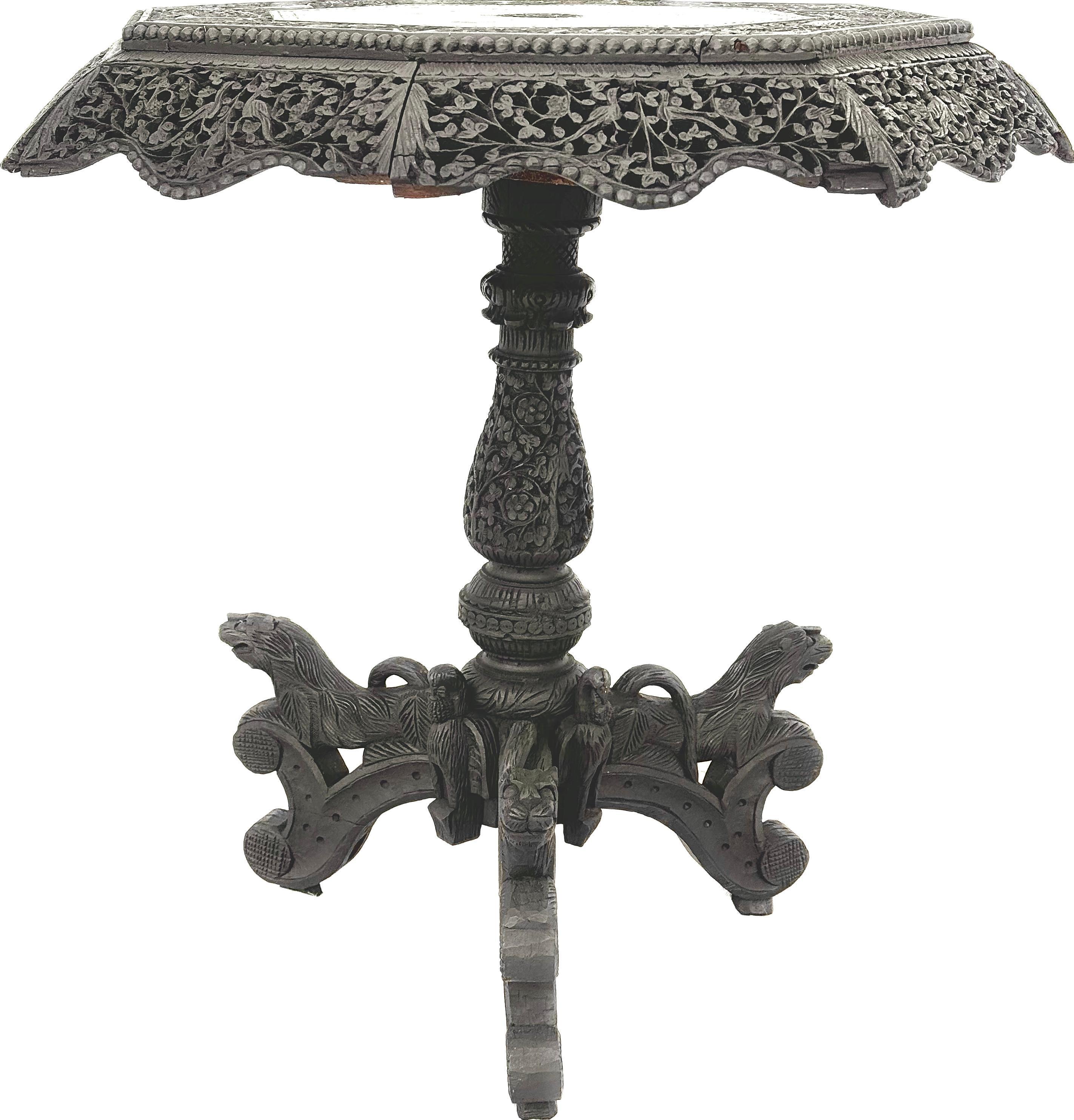 Exquisite 19. Jahrhundert geschnitzt birmanischen Anglo-Indianer runde Beistelltisch. Der Tisch hat eine kunstvoll geschnitzte und filigrane Schürze und einen Sockel. Der Sockel ist mit geschnitzten Tigerköpfen auf dreibeinigen Beinen verziert. 