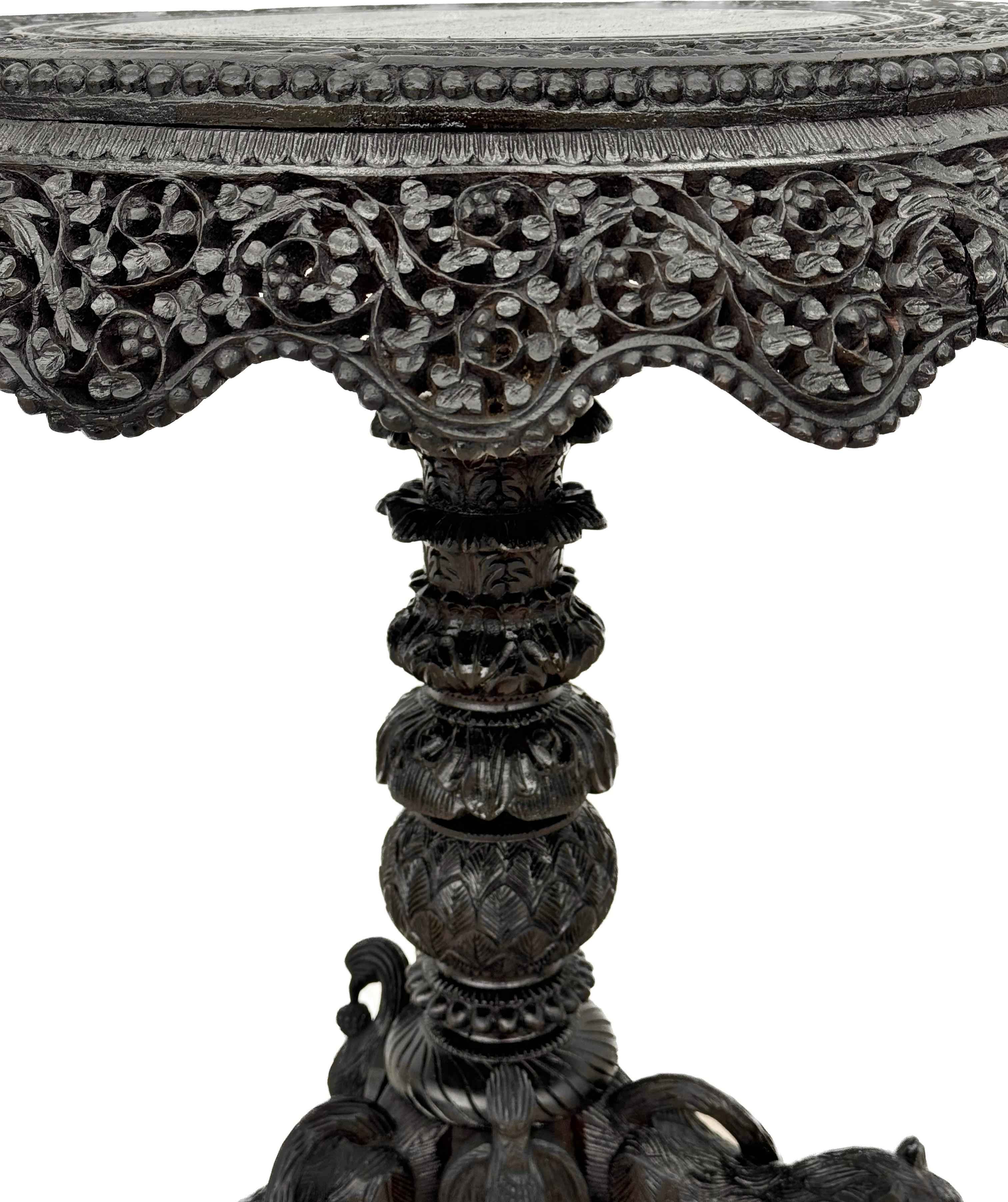 Anglo-indien Table d'appoint birmane anglo-indienne sculptée du 19ème siècle en vente